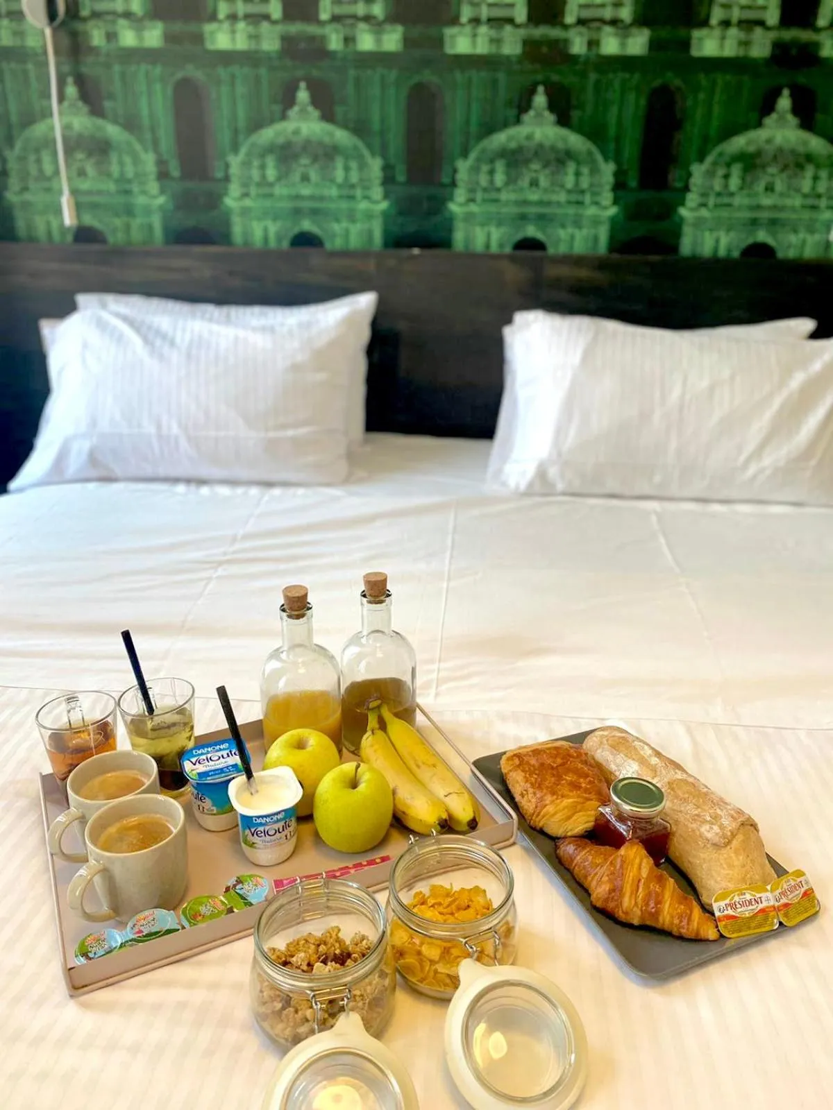 Breakfast in Hôtel Une Chambre en Ville