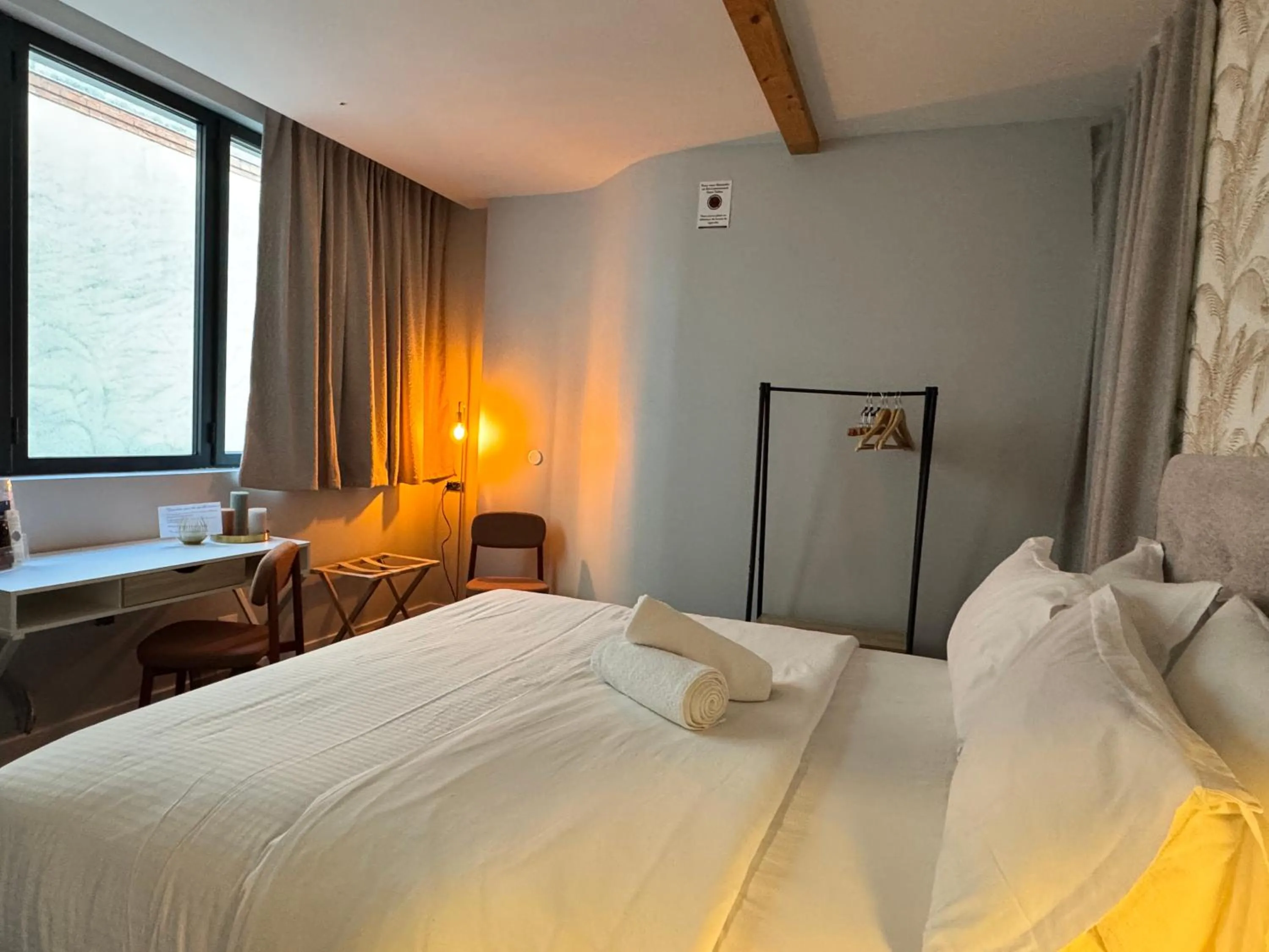 Photo of the whole room, Bed in Hôtel Une Chambre en Ville