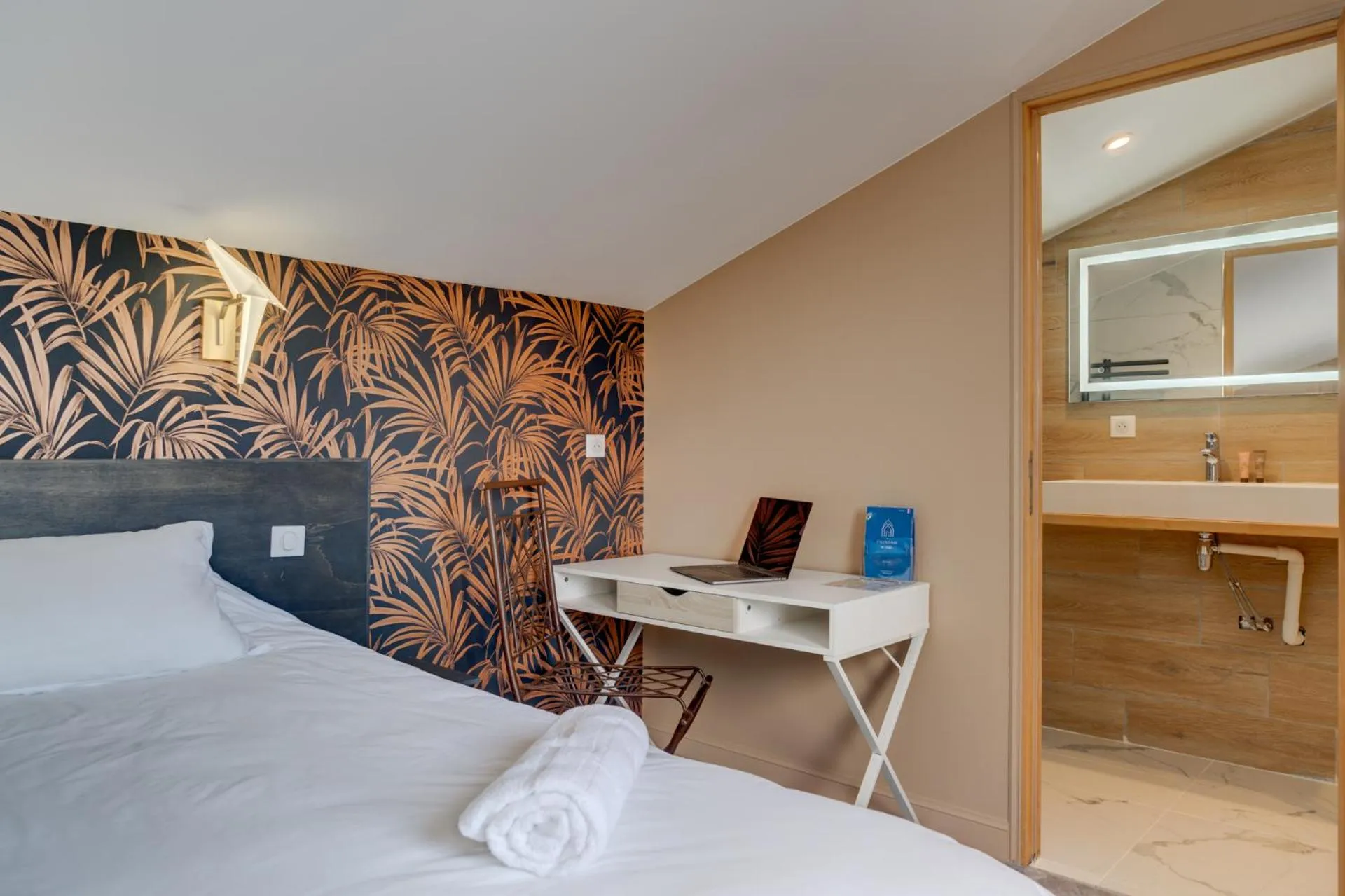 Photo of the whole room, Bed in Hôtel Une Chambre en Ville