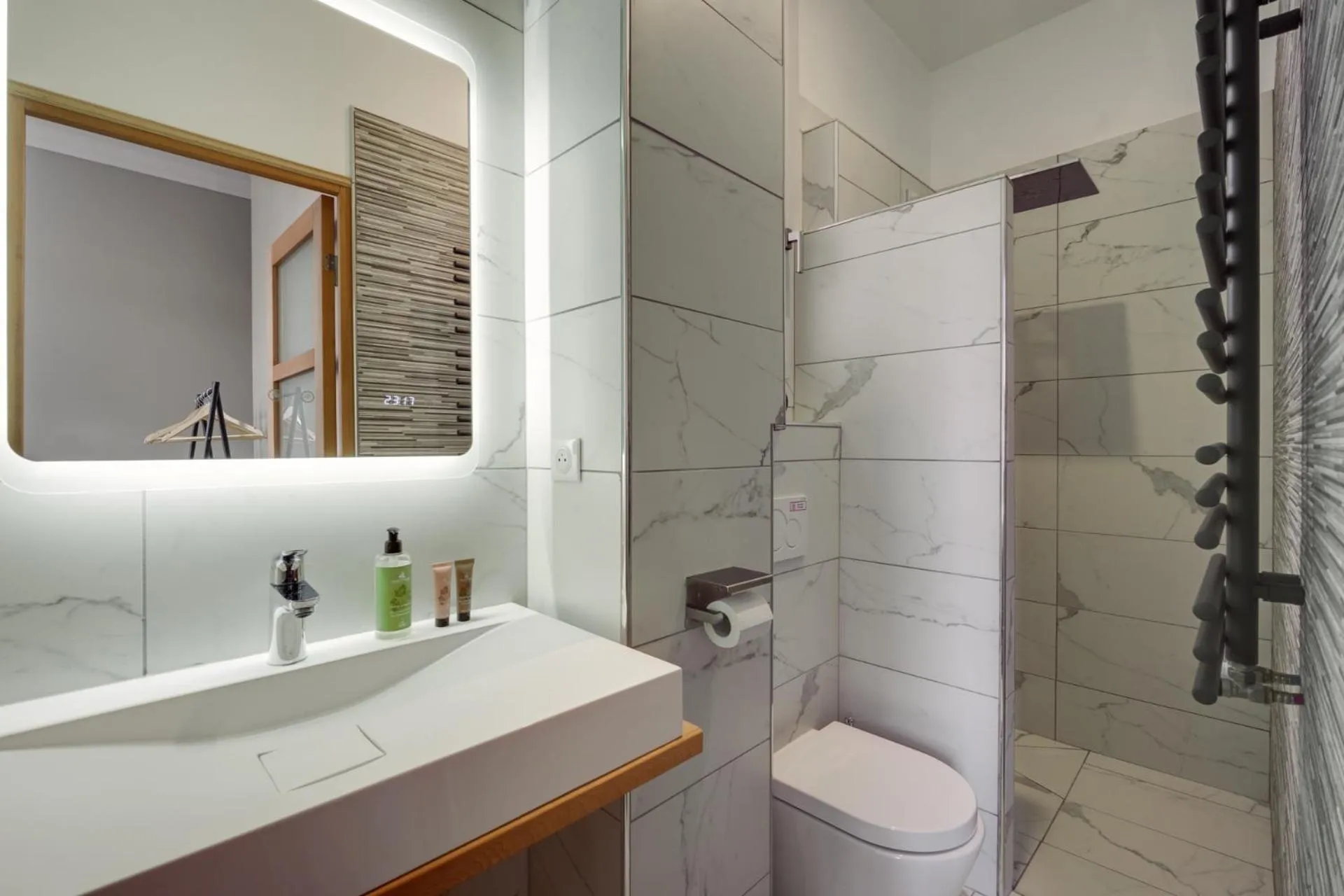 Shower in Hôtel Une Chambre en Ville