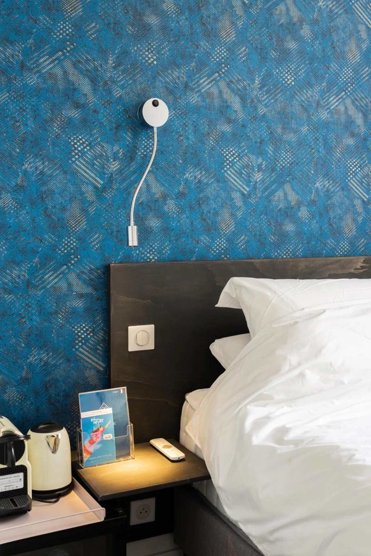 Photo of the whole room, Bed in Hôtel Une Chambre en Ville