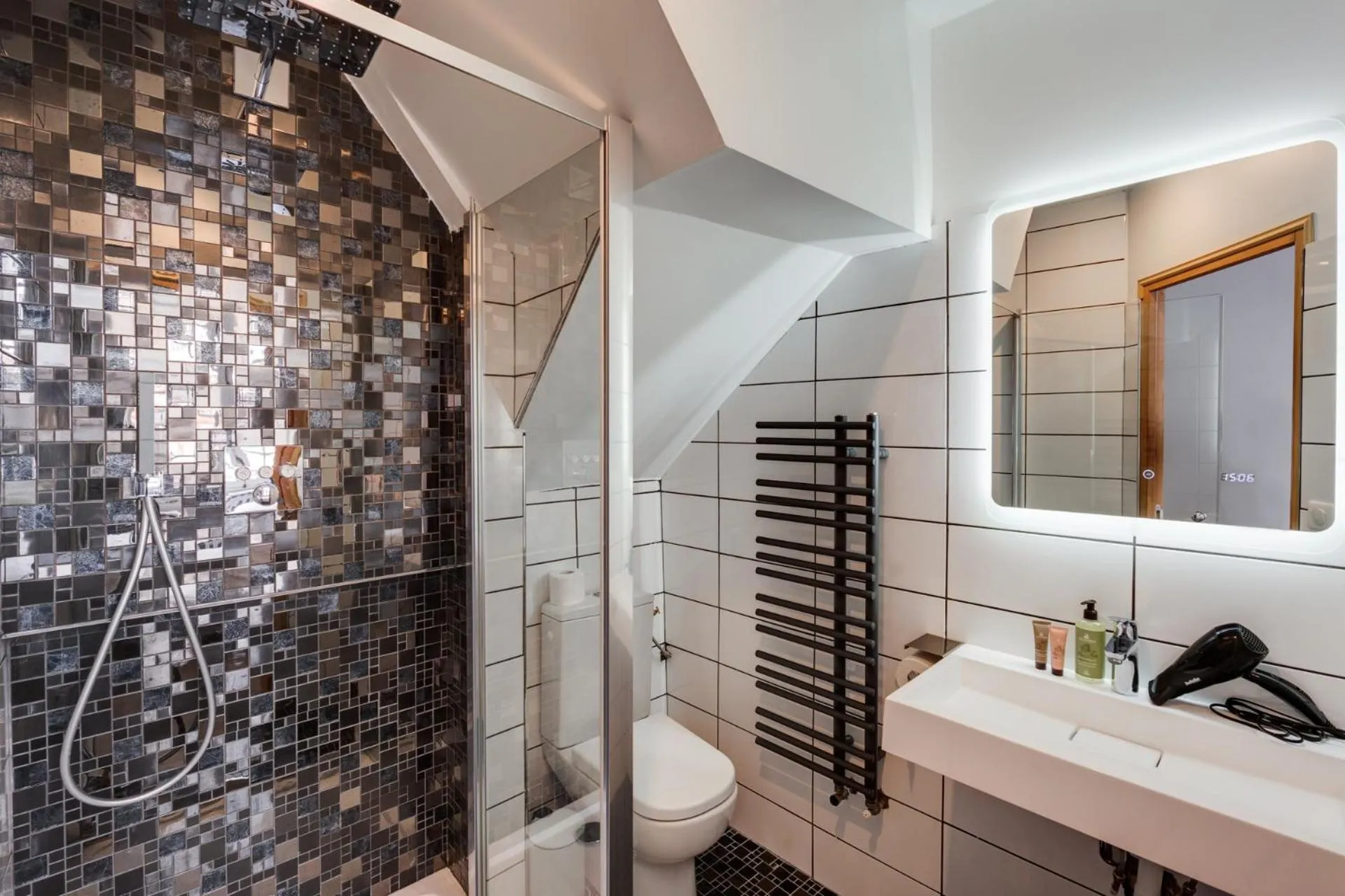 Shower in Hôtel Une Chambre en Ville