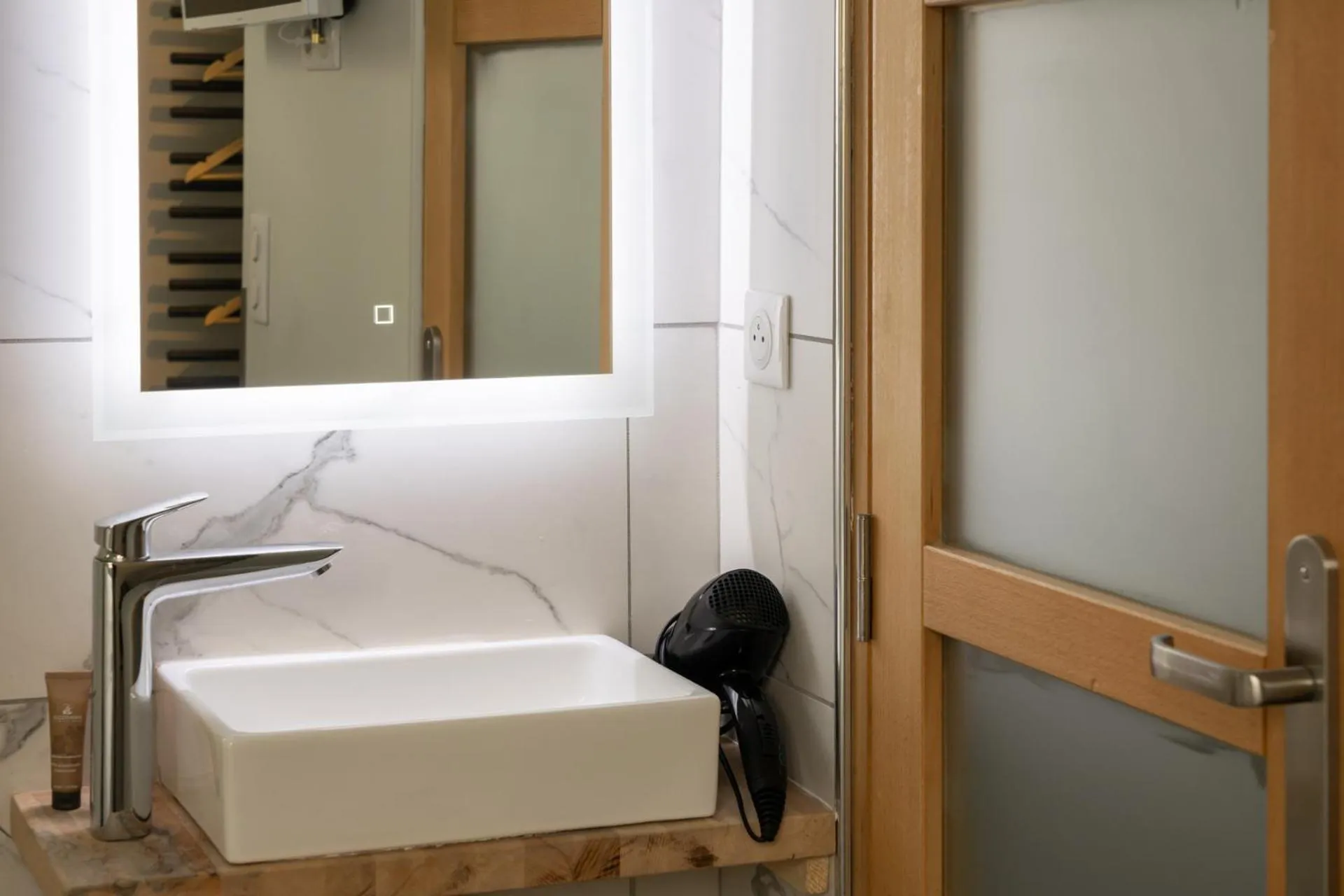 Bathroom in Hôtel Une Chambre en Ville