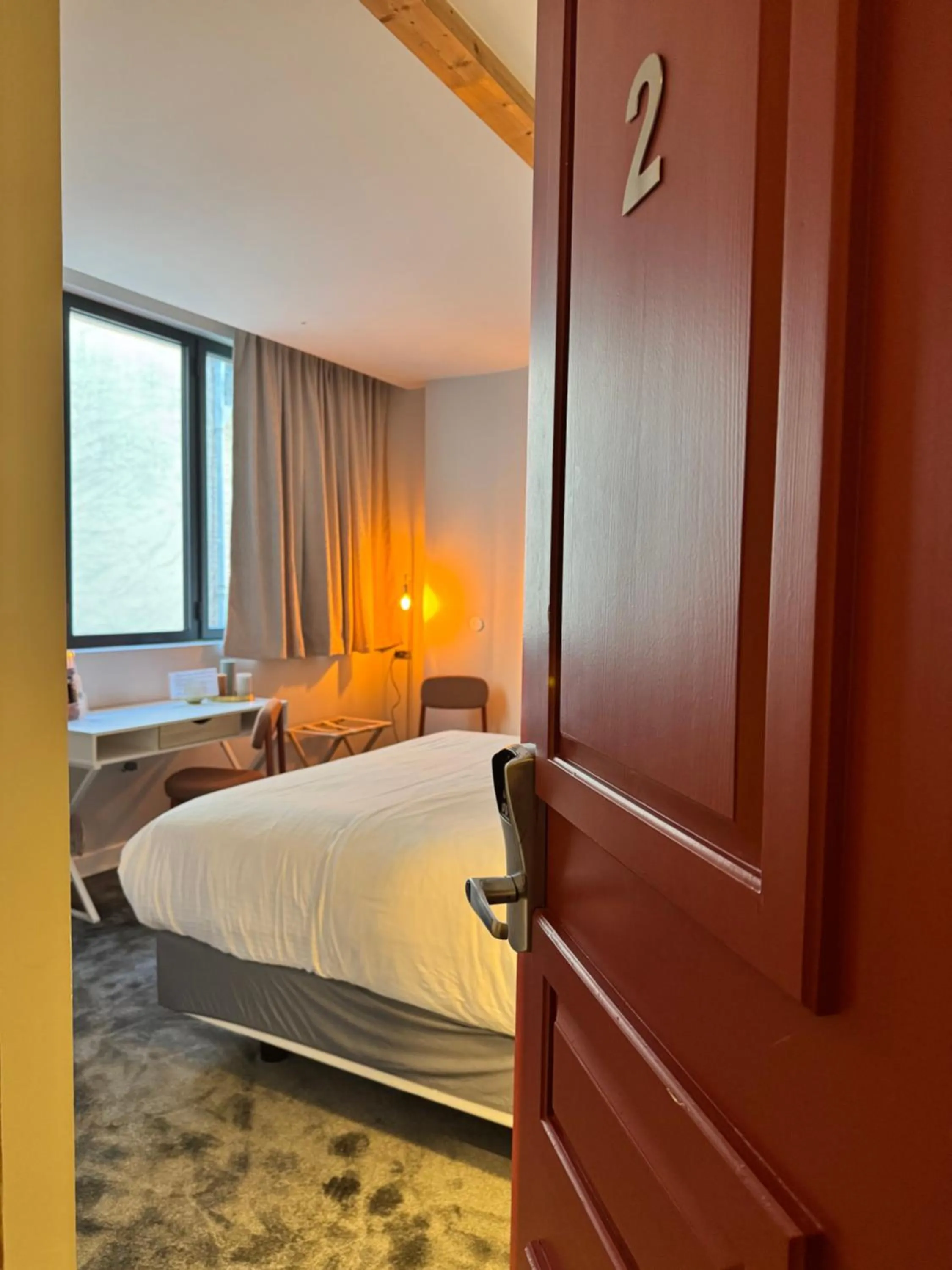 Photo of the whole room, Bed in Hôtel Une Chambre en Ville