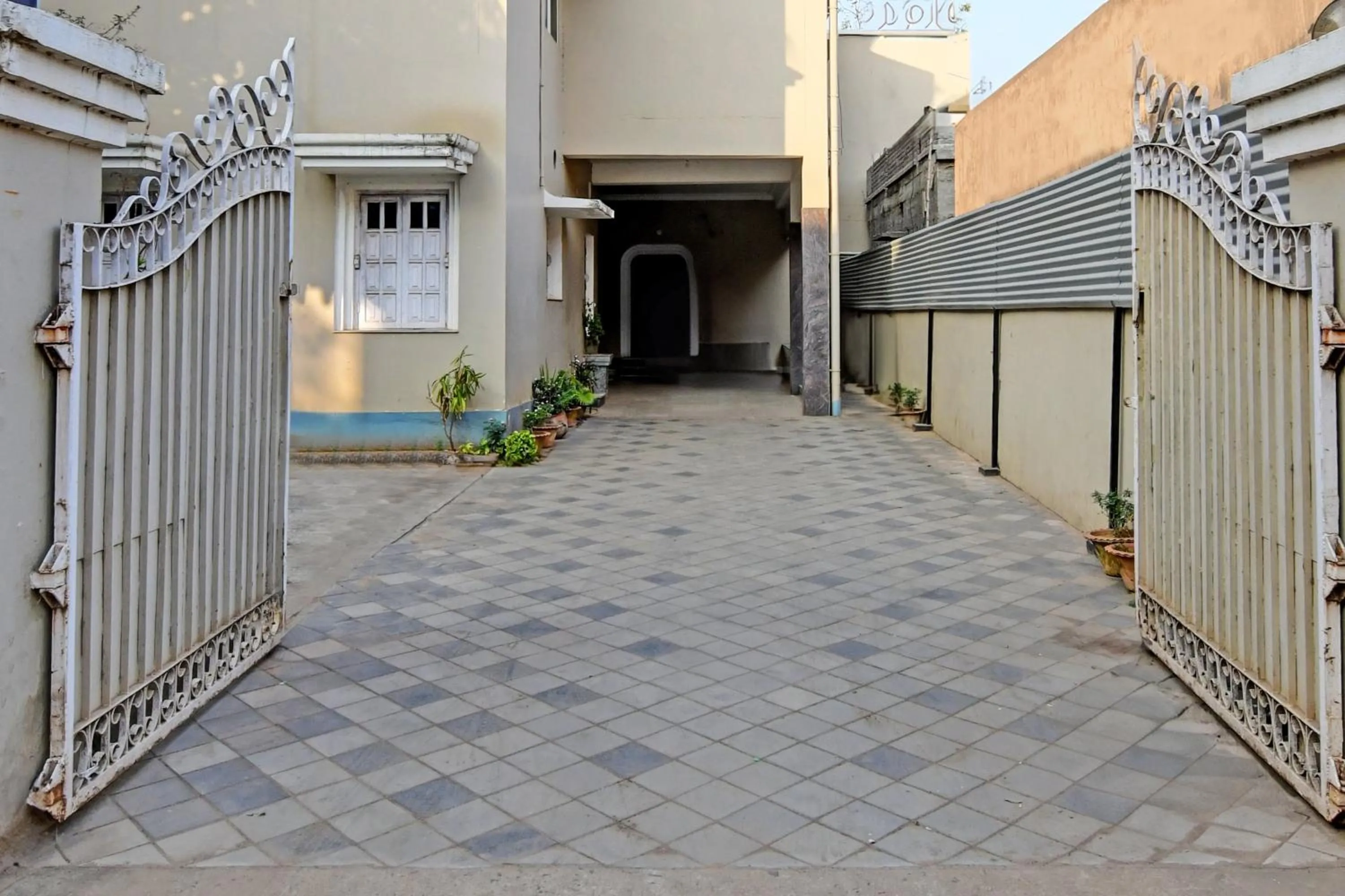 Facade/entrance in Archie Oasis