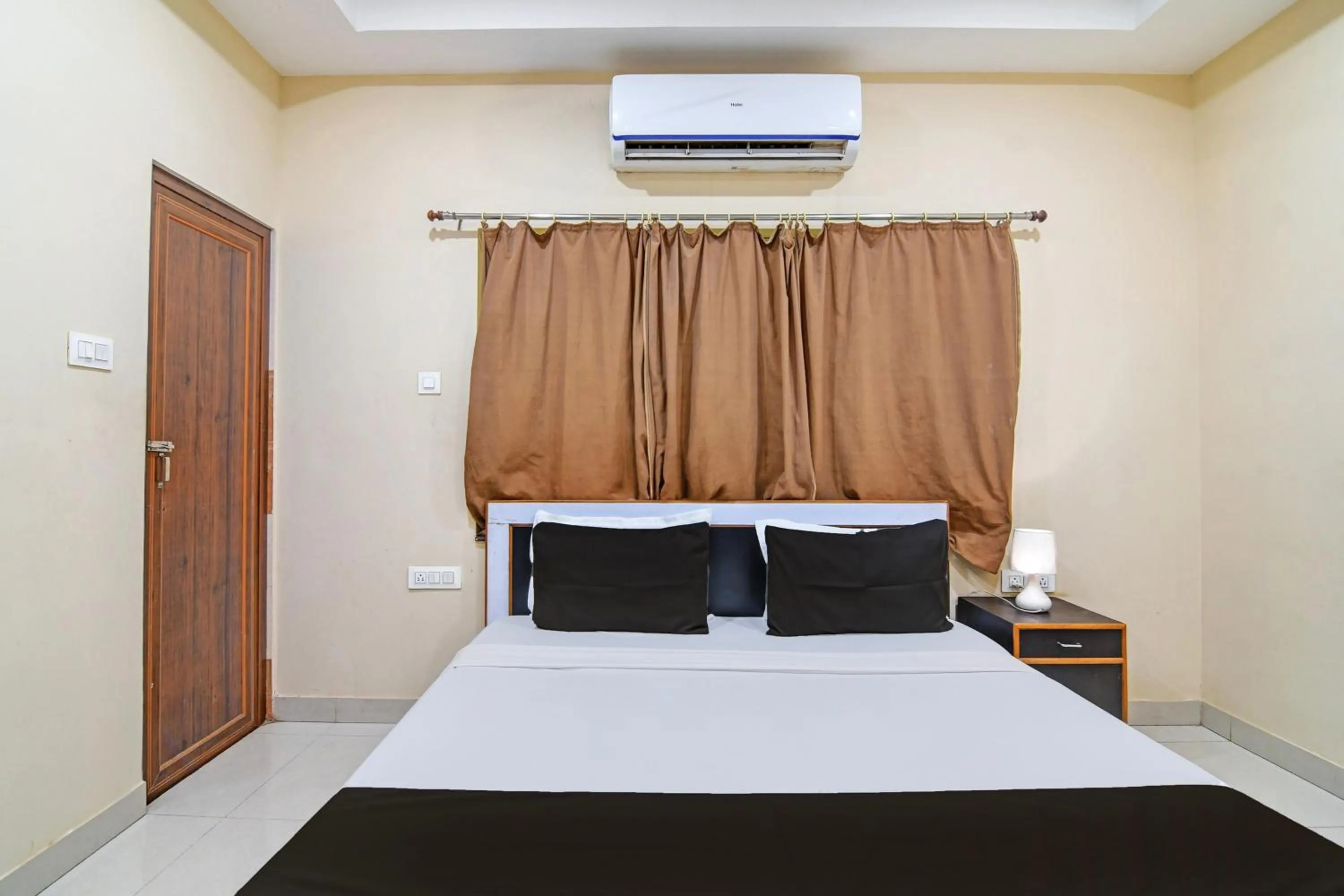 Bedroom, Bed in Archie Oasis