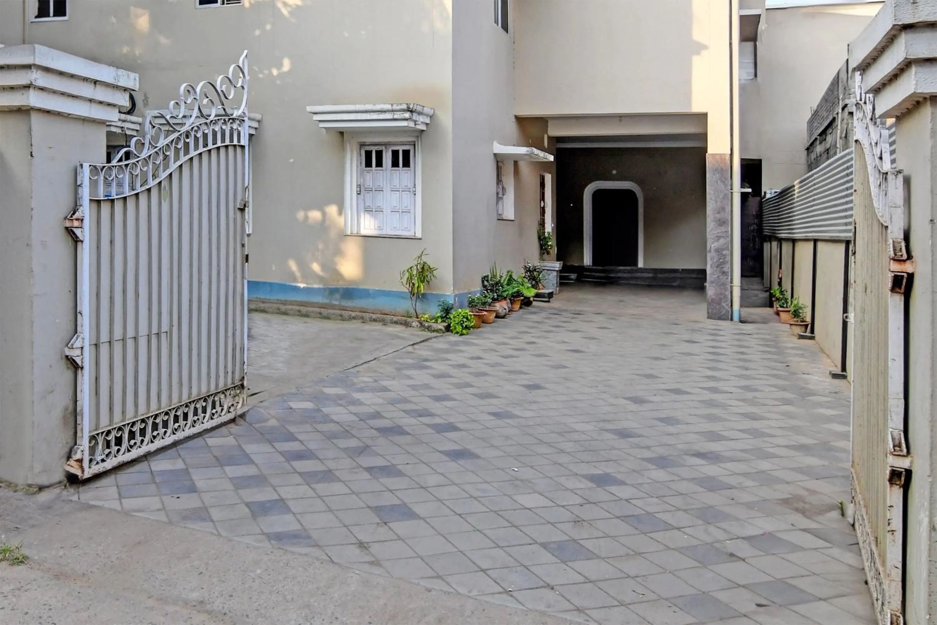 Facade/entrance in Archie Oasis