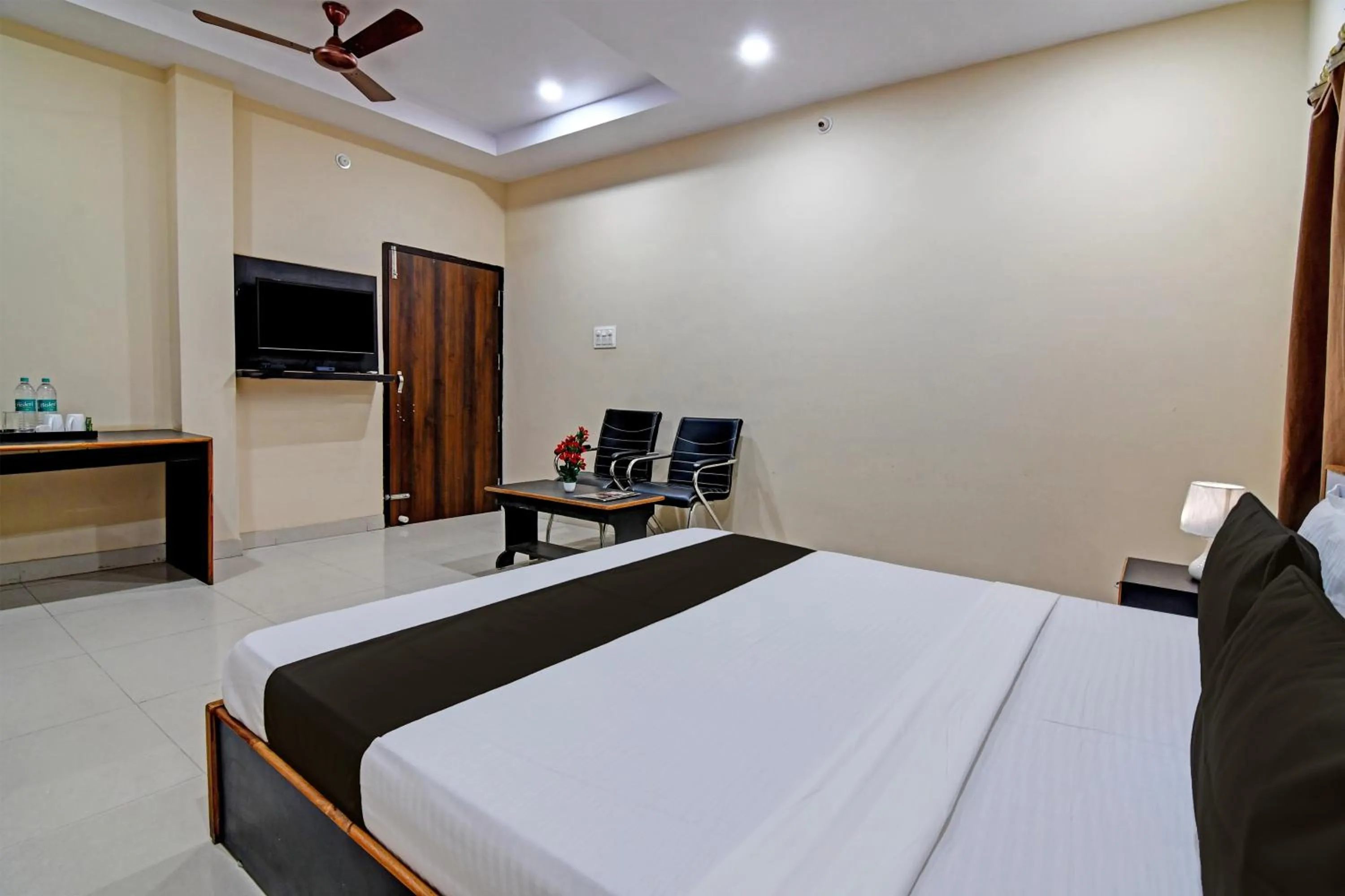 Bedroom, Bed in Archie Oasis