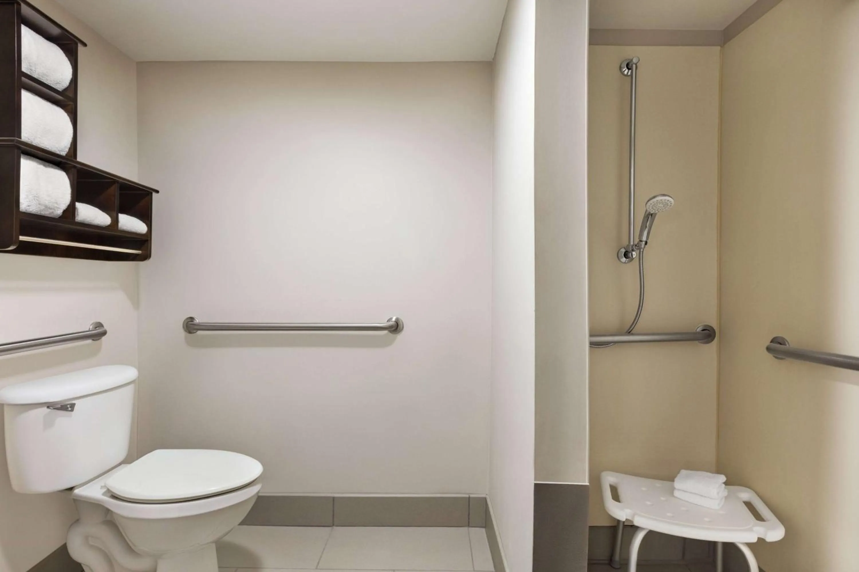 Bathroom in La Quinta by Wyndham Newark - Elkton