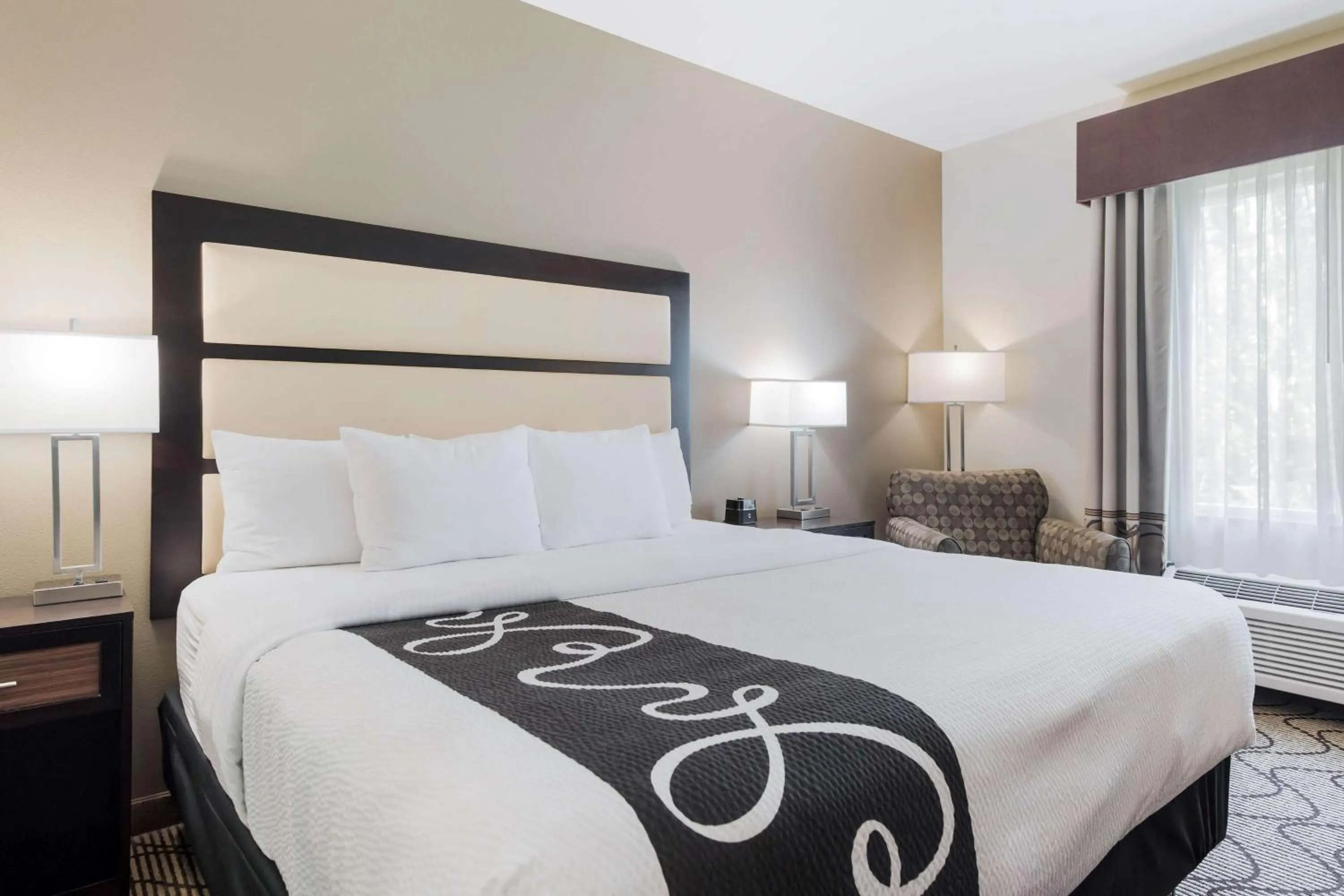 Photo of the whole room, Bed in La Quinta by Wyndham Auburn