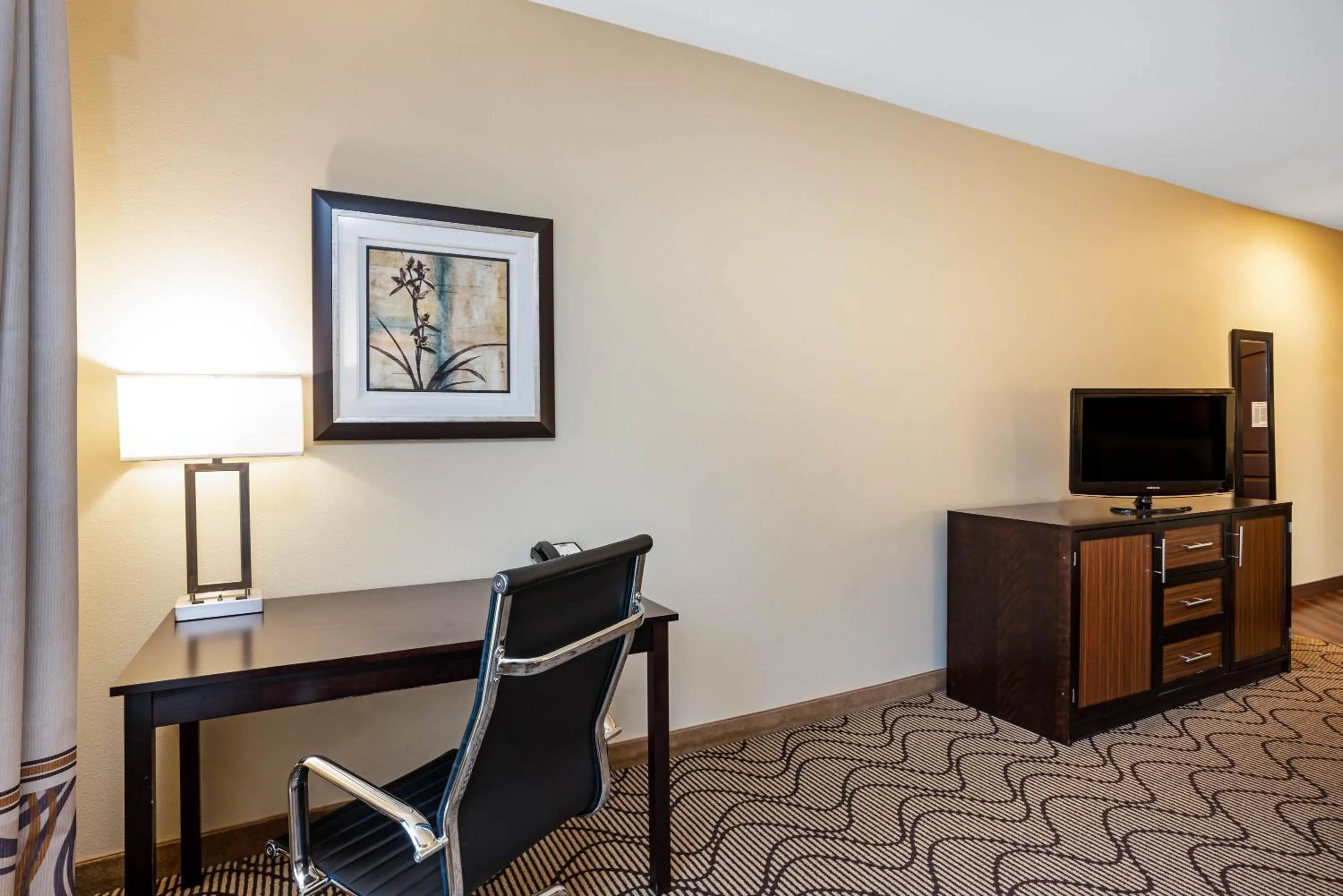 TV and multimedia in La Quinta by Wyndham Auburn