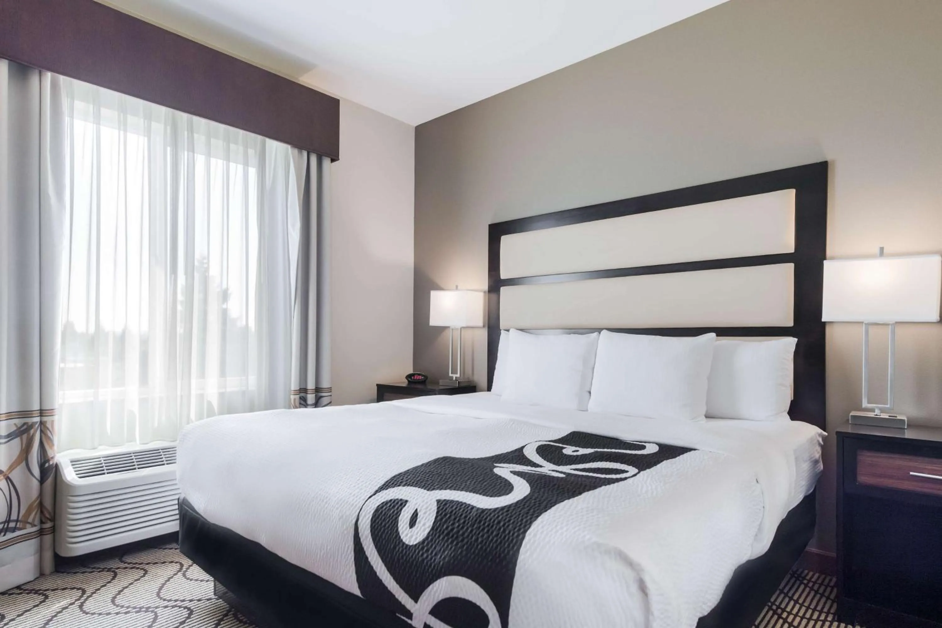 Photo of the whole room, Bed in La Quinta by Wyndham Auburn