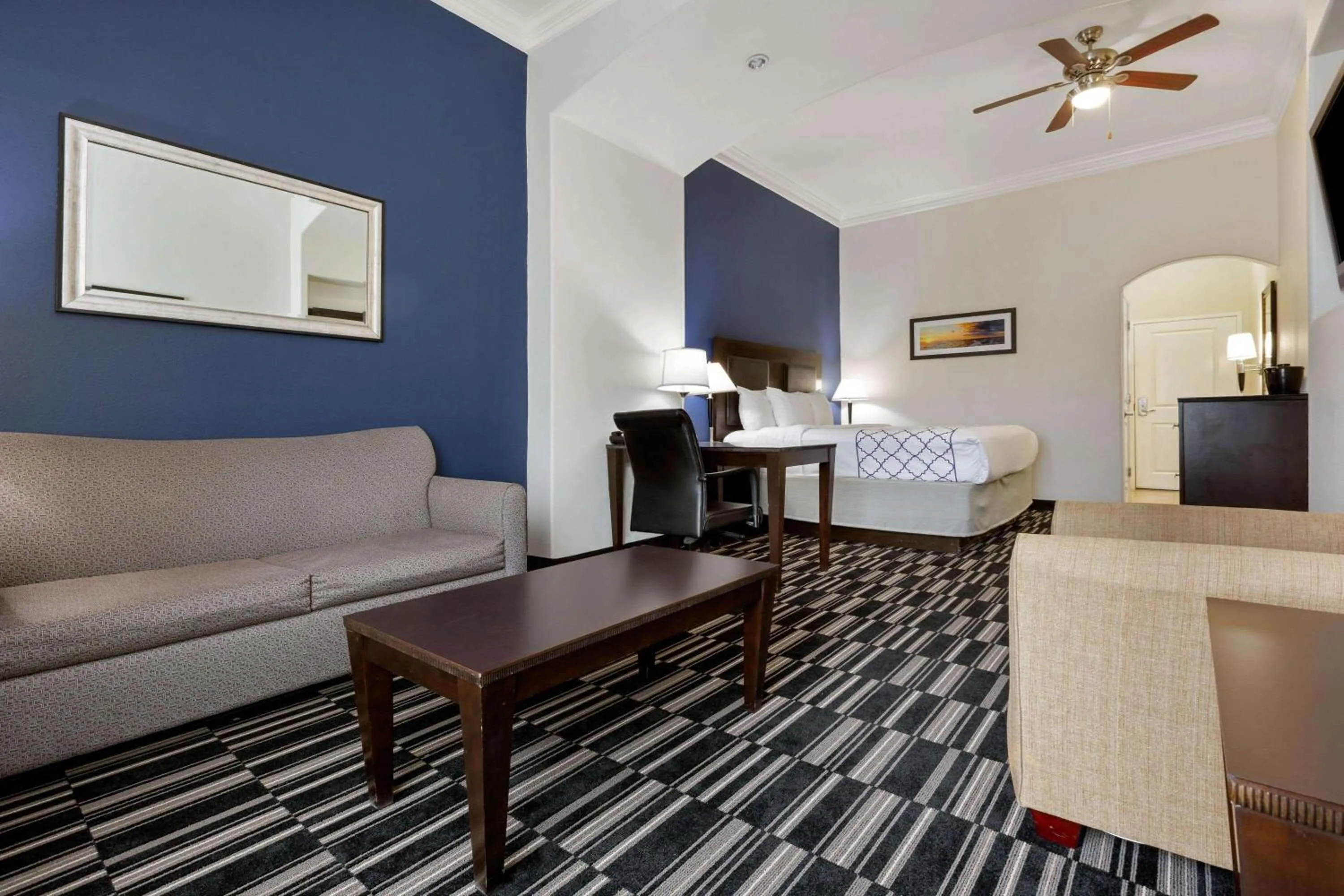 Living room in La Quinta by Wyndham Alvin