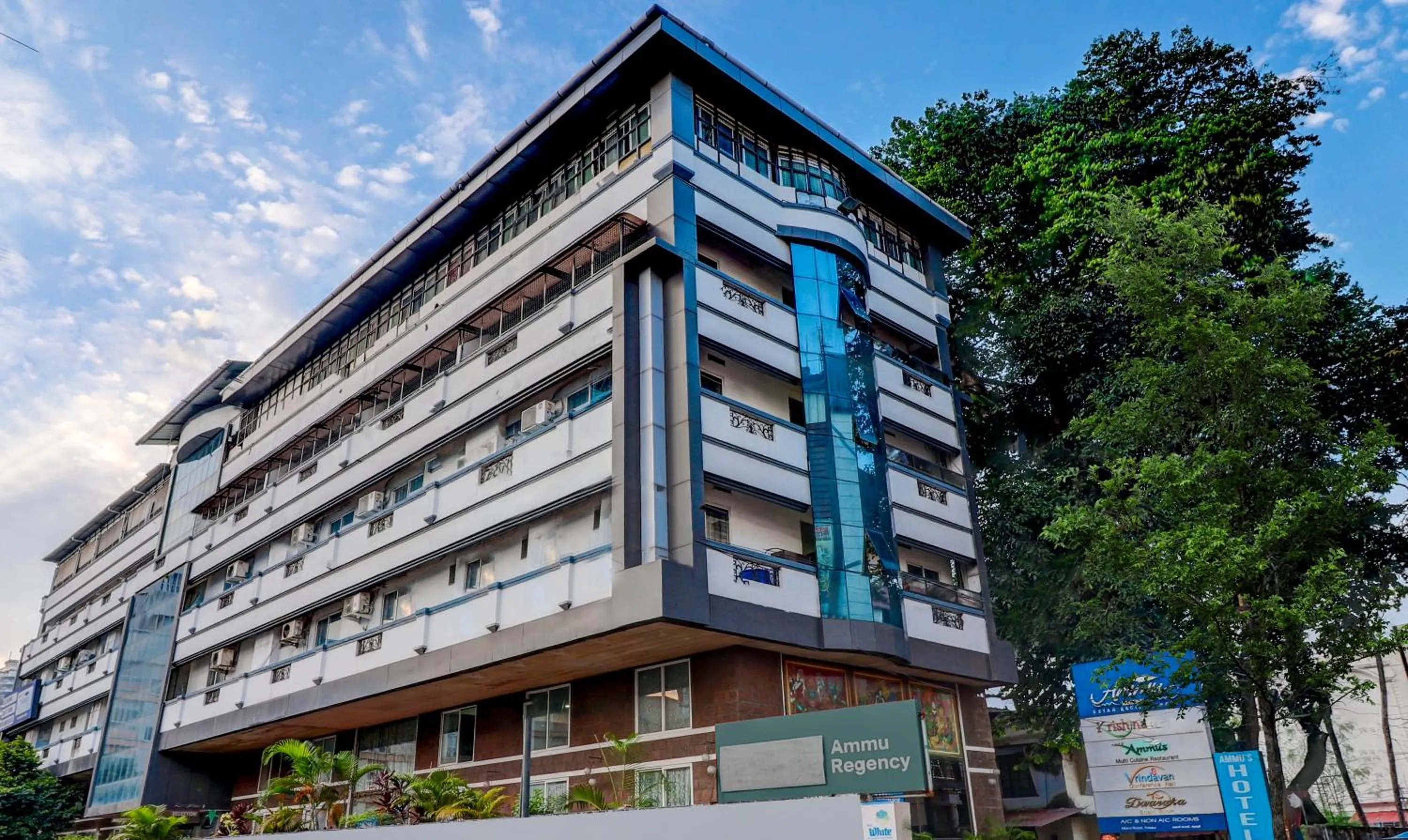 Facade/entrance in Itsy Hotels Ammu Regency