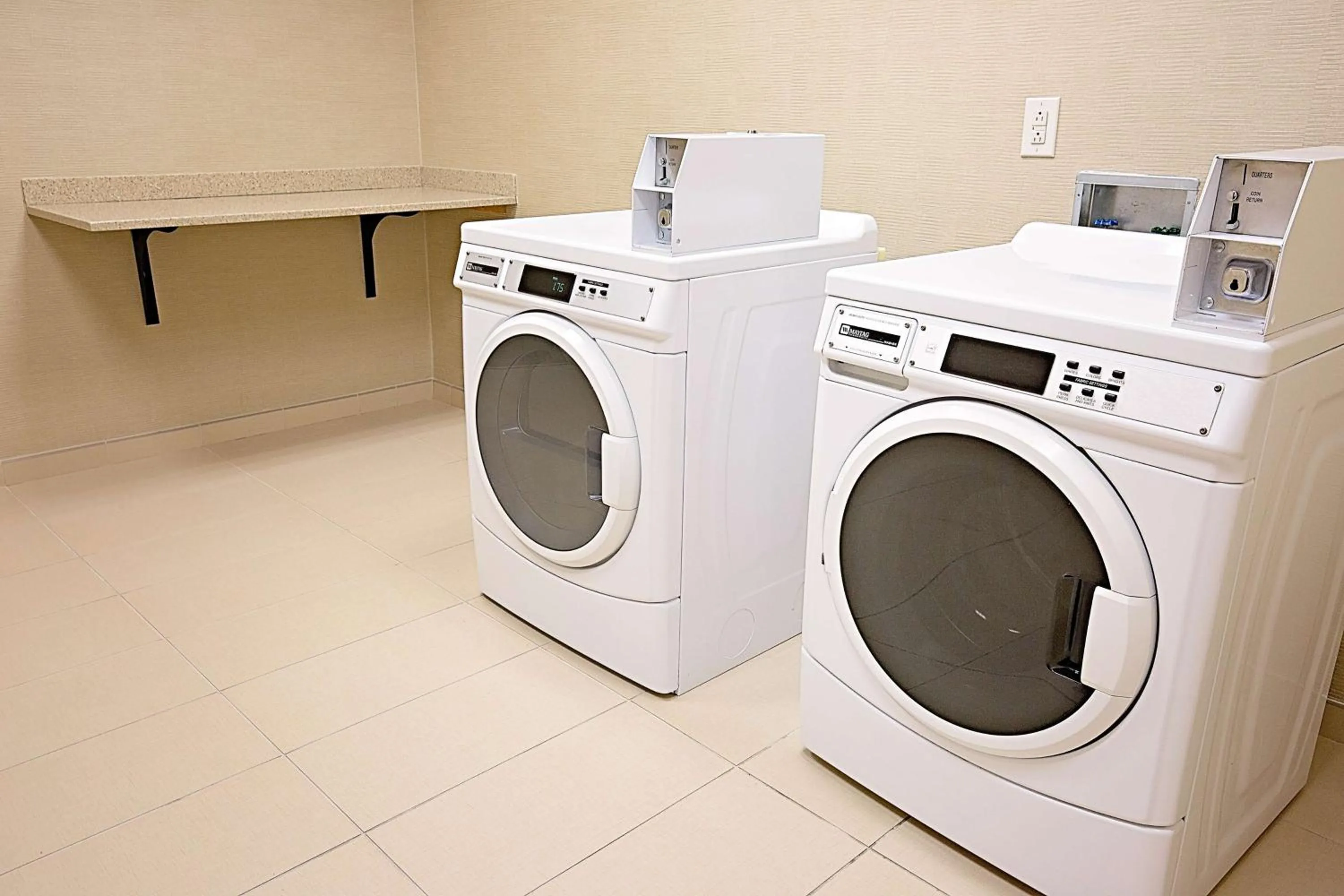 Property building in Hampton Inn & Suites Jacksonville