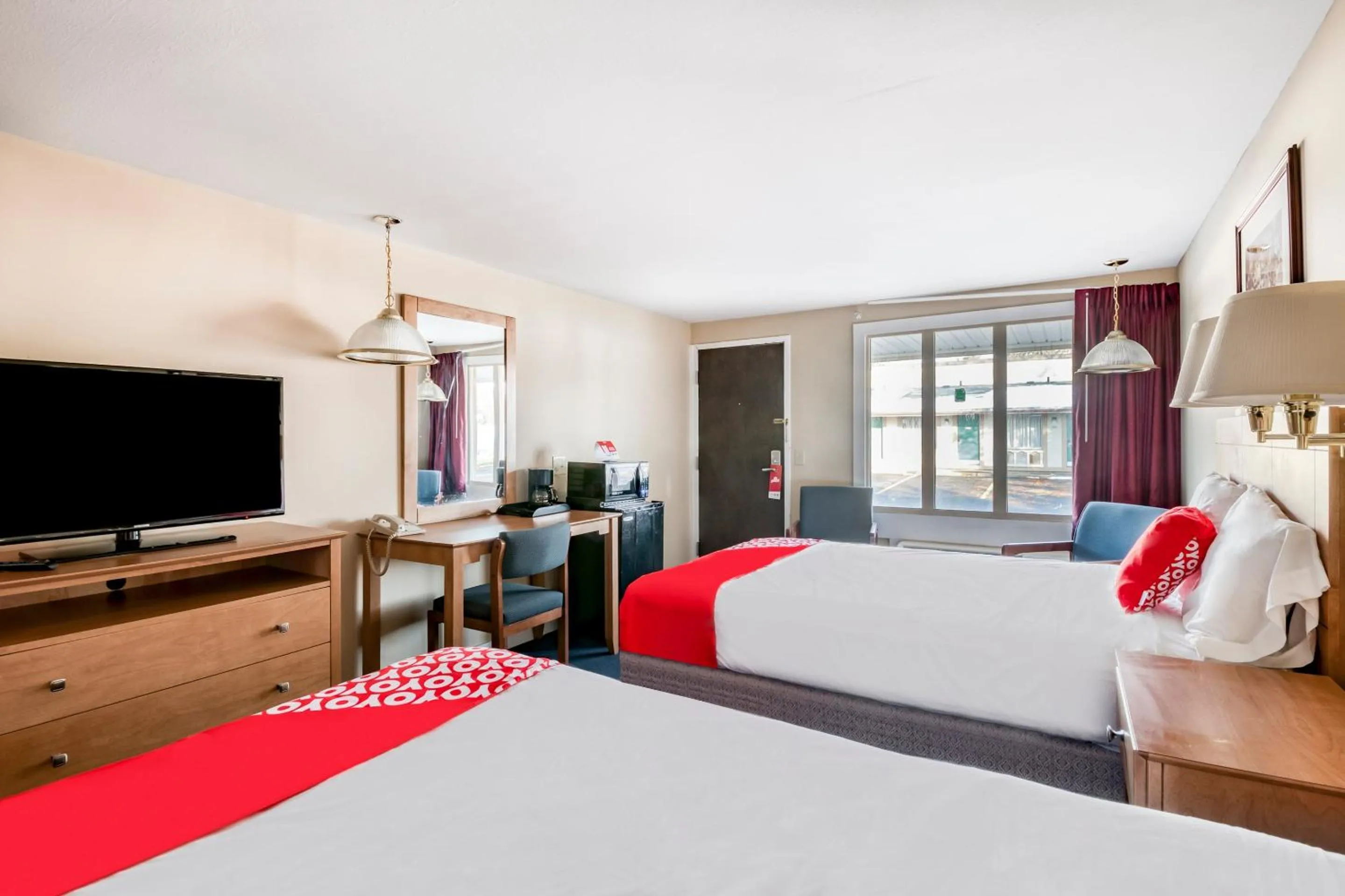 Bedroom, TV/Entertainment Center in OYO Hotel Wadsworth OH I-76