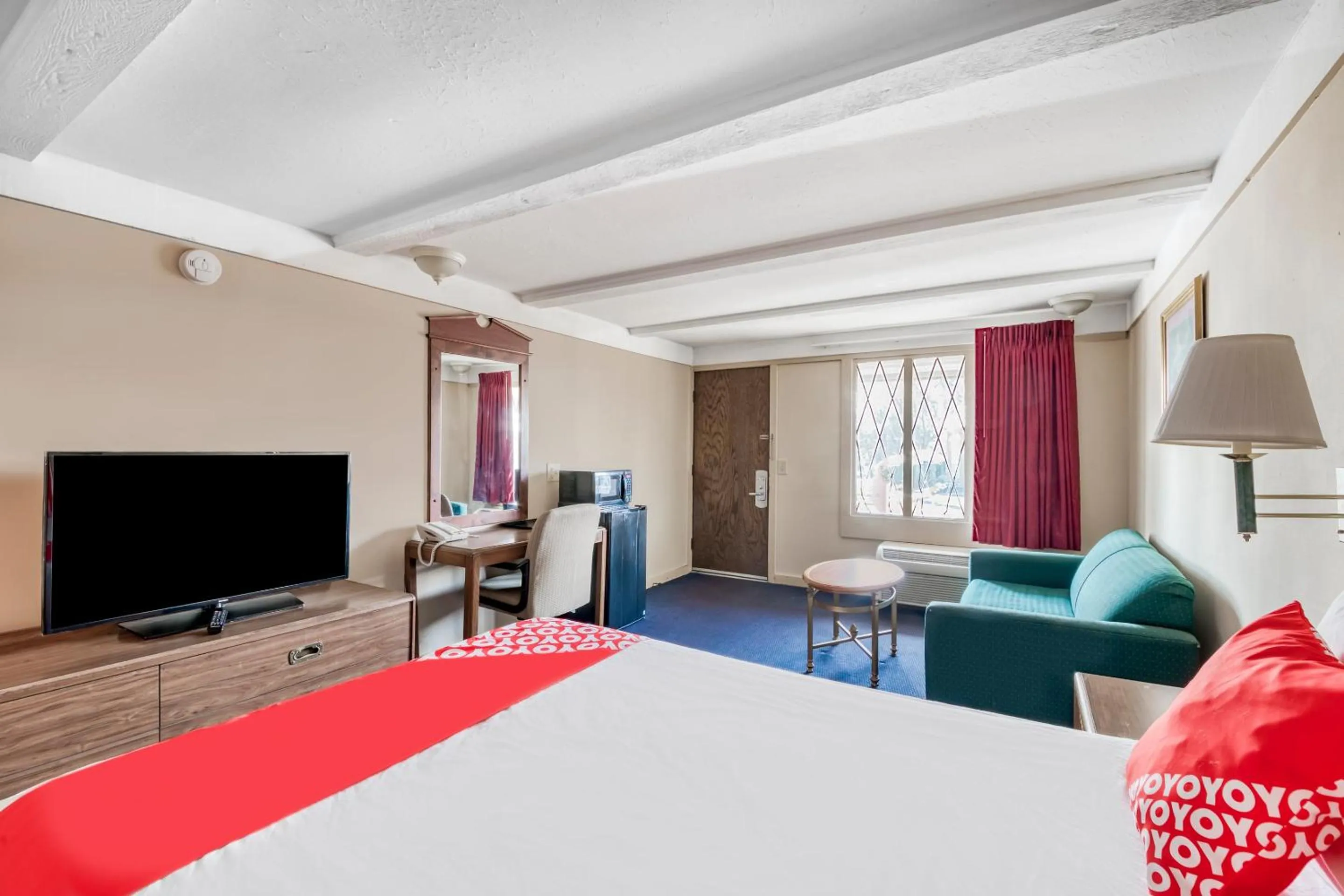 Bedroom, TV/Entertainment Center in OYO Hotel Wadsworth OH I-76