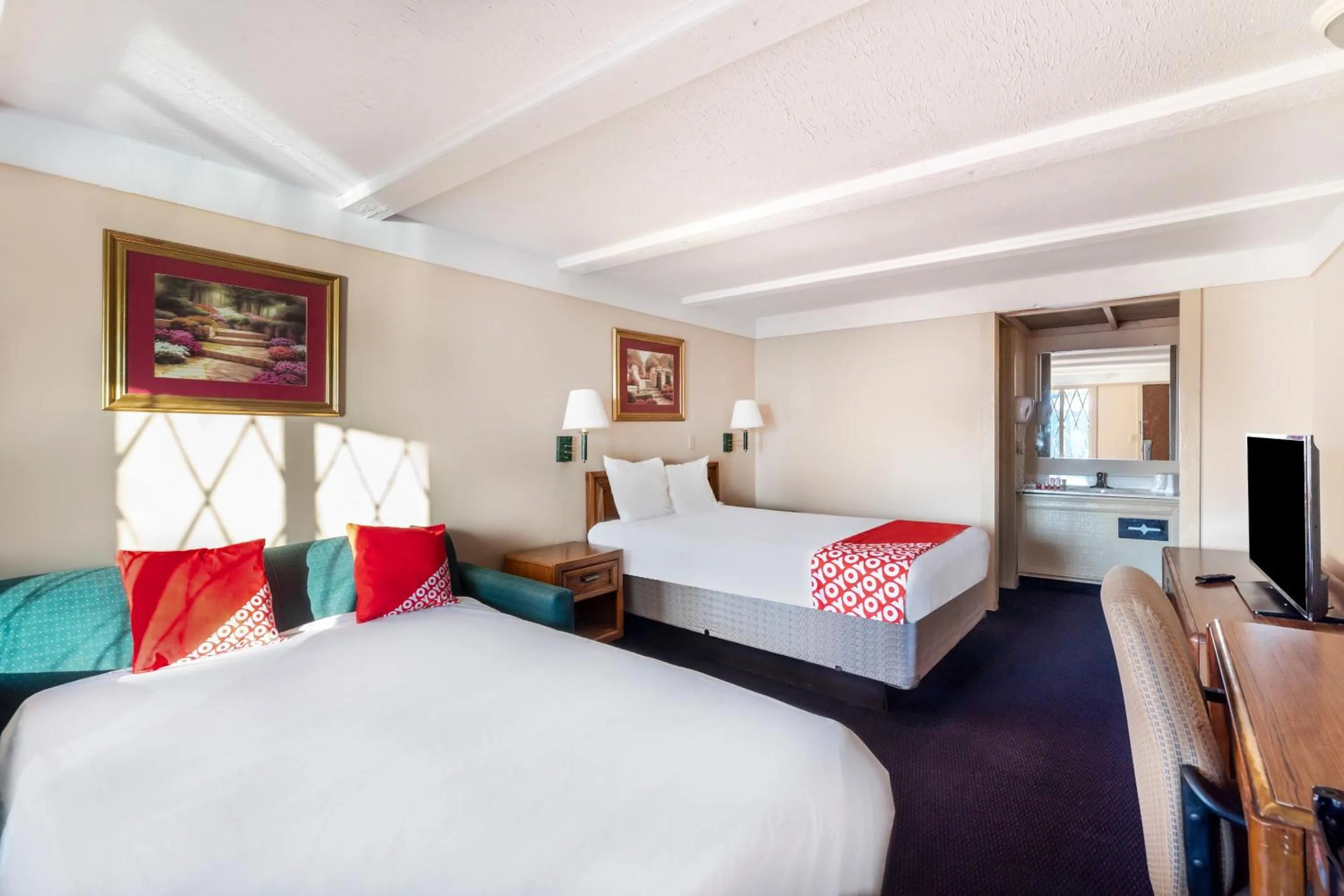 Bedroom in OYO Hotel Wadsworth OH I-76