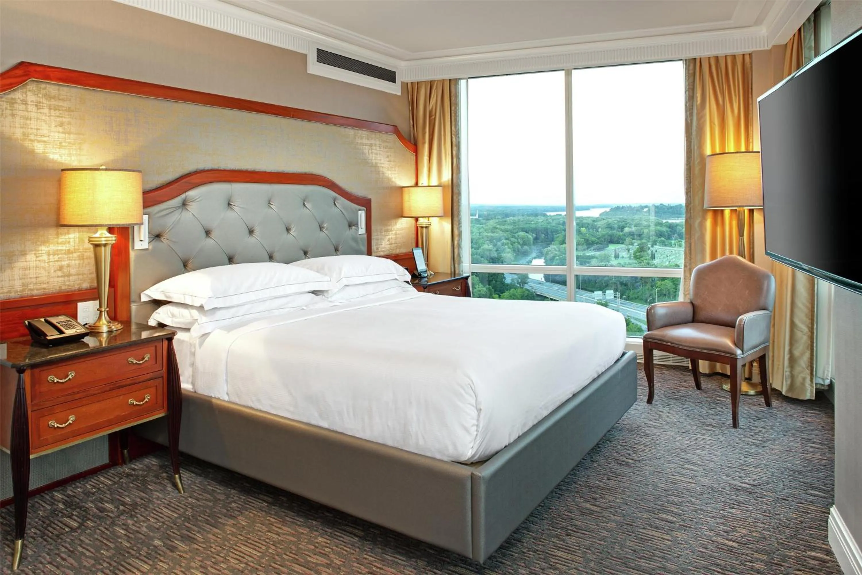 Bedroom, Bed in Hilton Lac-Leamy