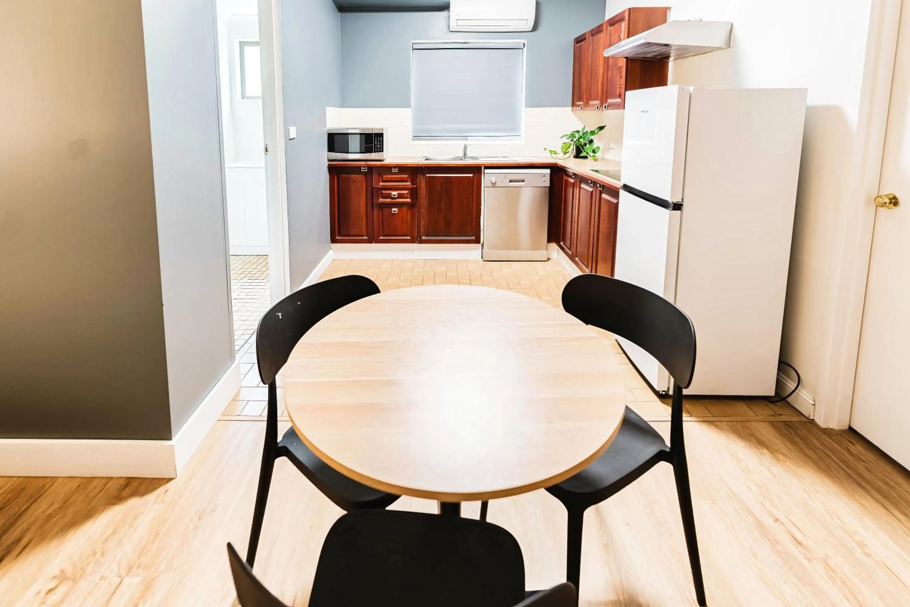 Kitchen or kitchenette in Country 2 Coast Motor Inn Coffs Harbour