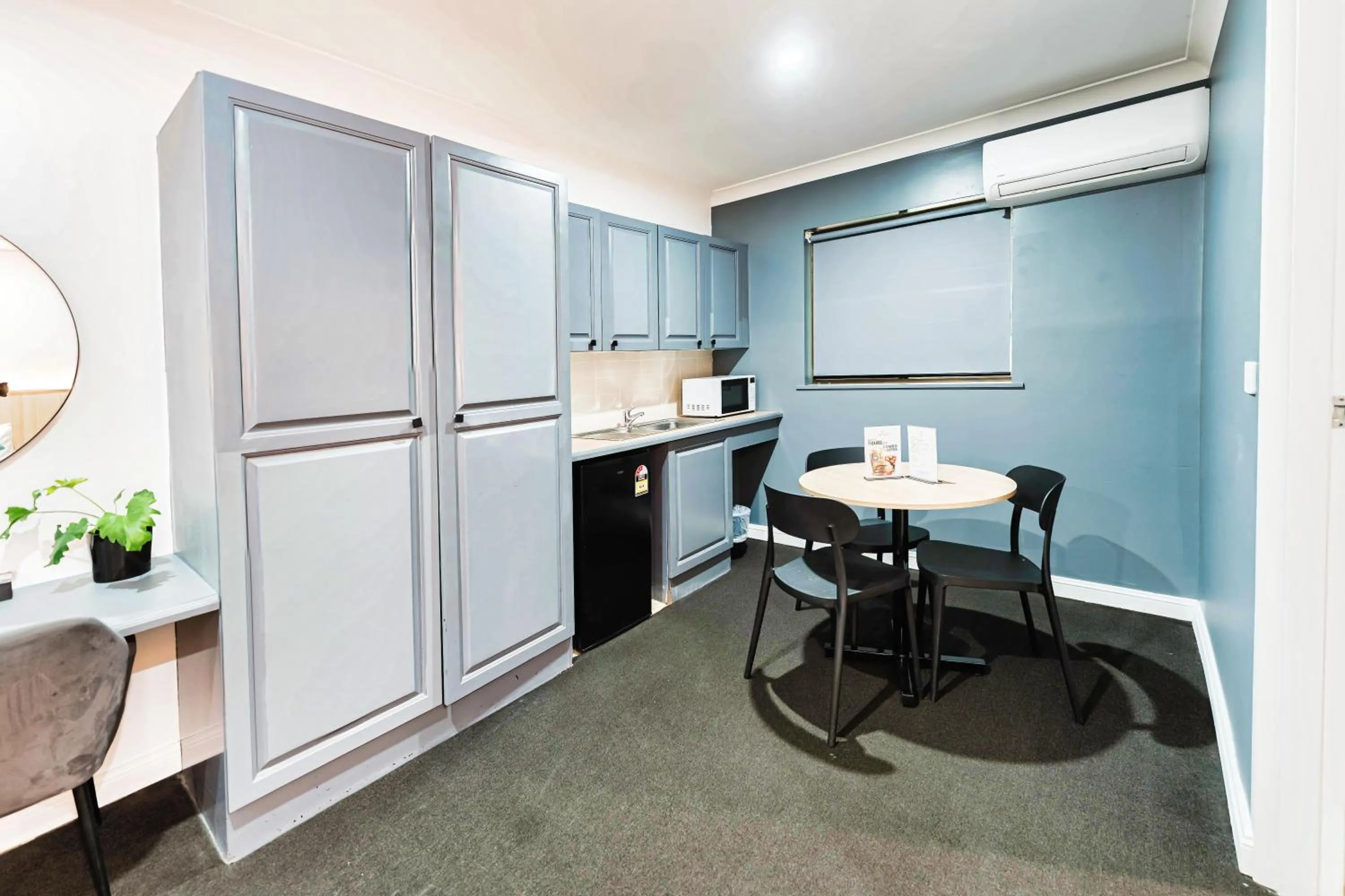 Kitchen or kitchenette in Country 2 Coast Motor Inn Coffs Harbour