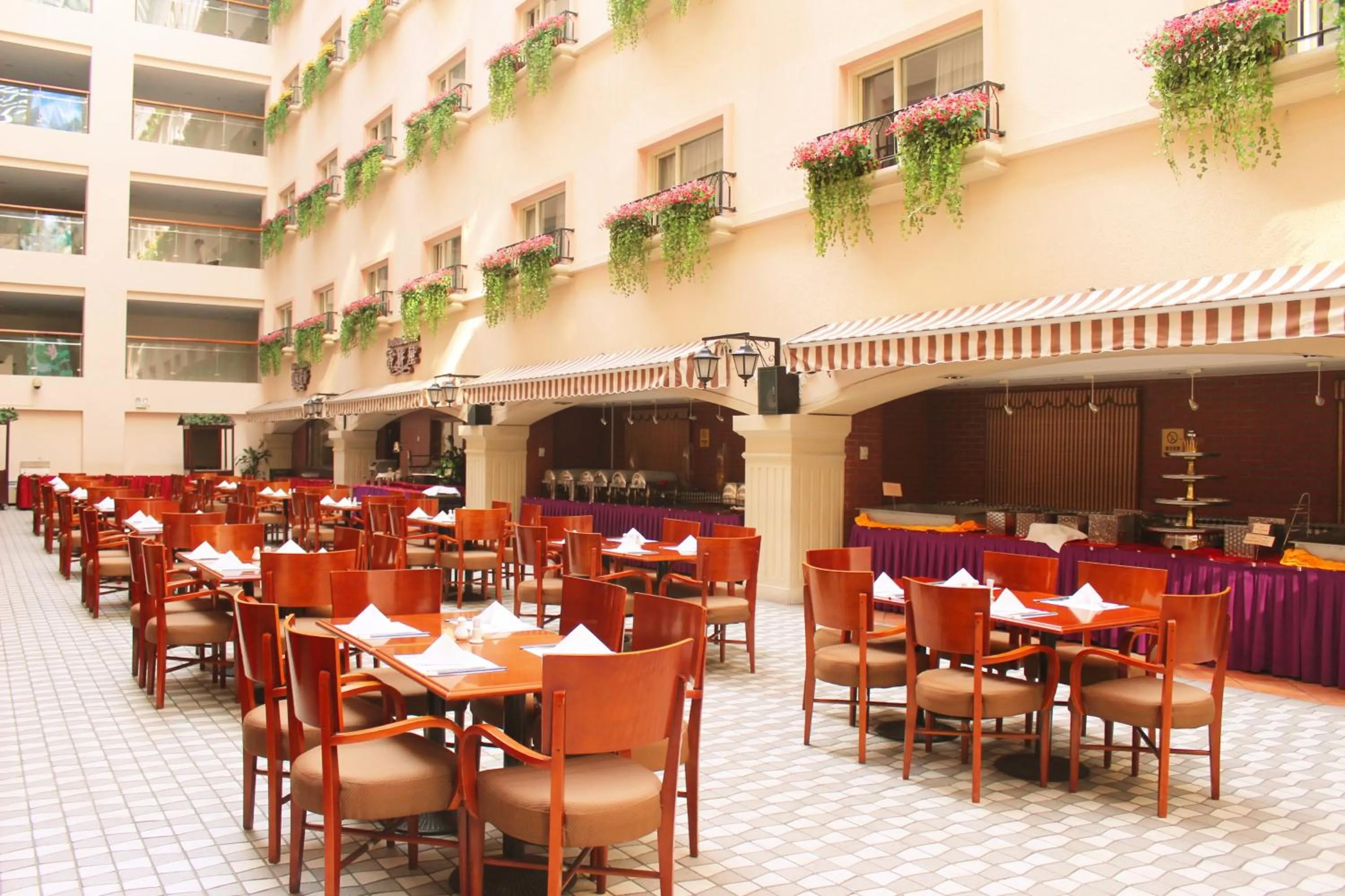 Breakfast in The North Garden Hotel Beijing Wangfujing