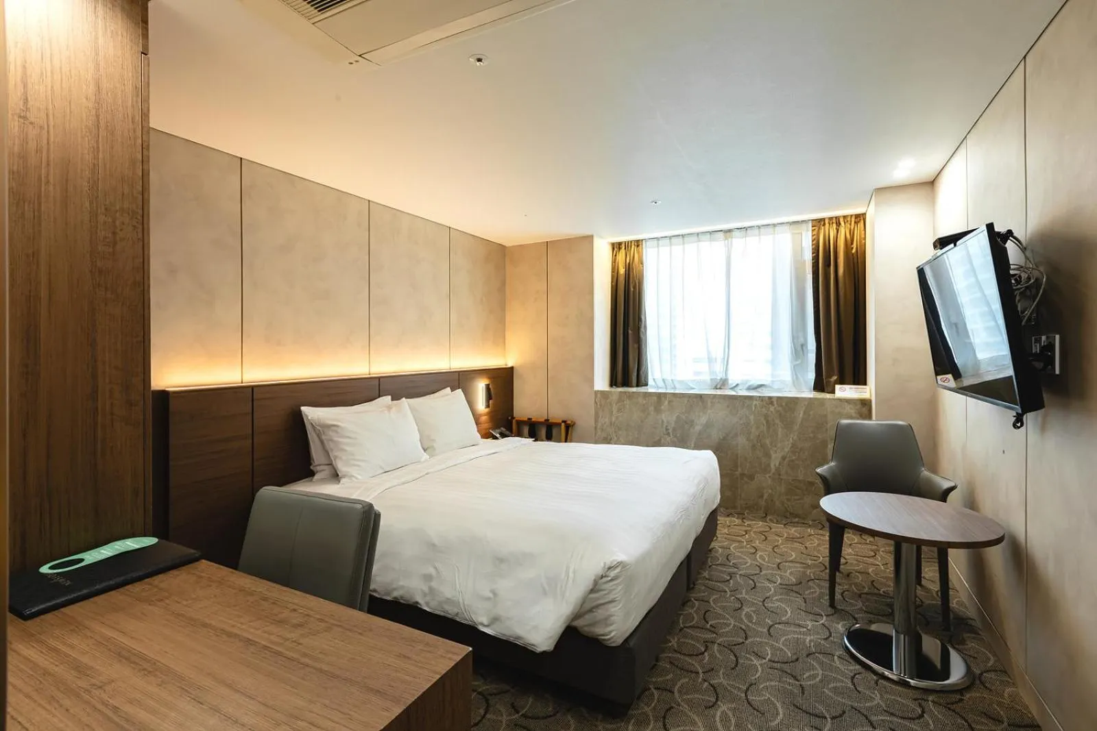 Photo of the whole room, Bed in New Seoul Hotel Myeongdong