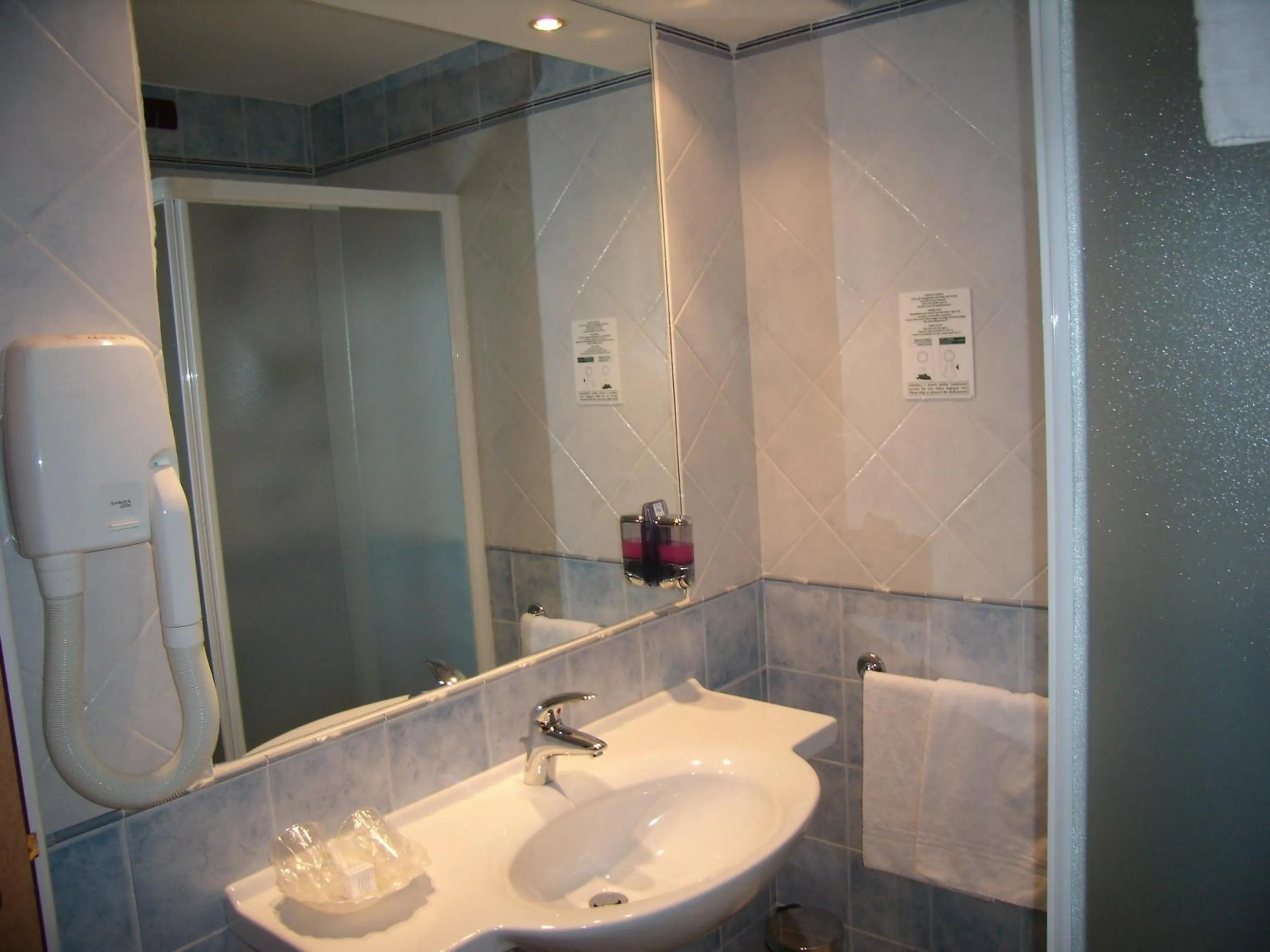 Shower in Hotel Le Sorgenti