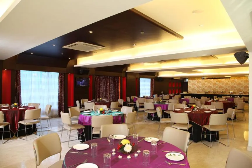 Meeting/conference room in TreeHouse Queens Pearl