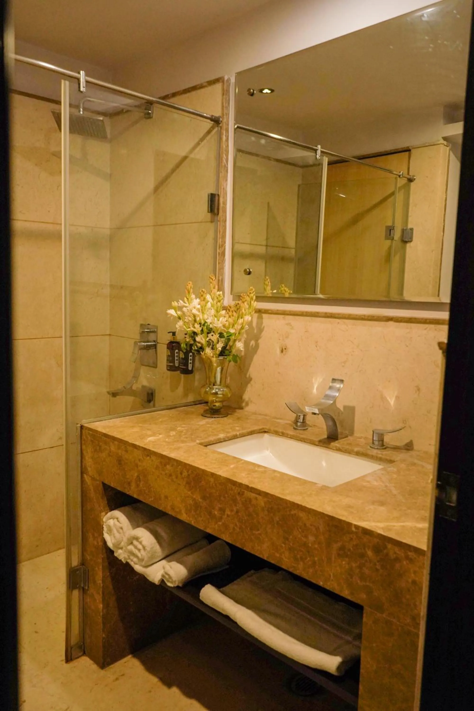 Bathroom in TreeHouse Queens Pearl