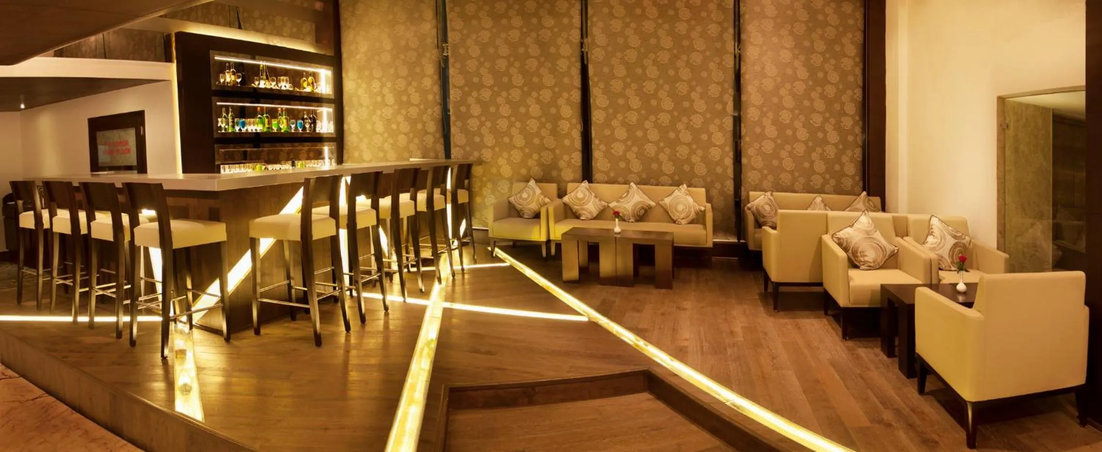 Lounge or bar in TreeHouse Queens Pearl