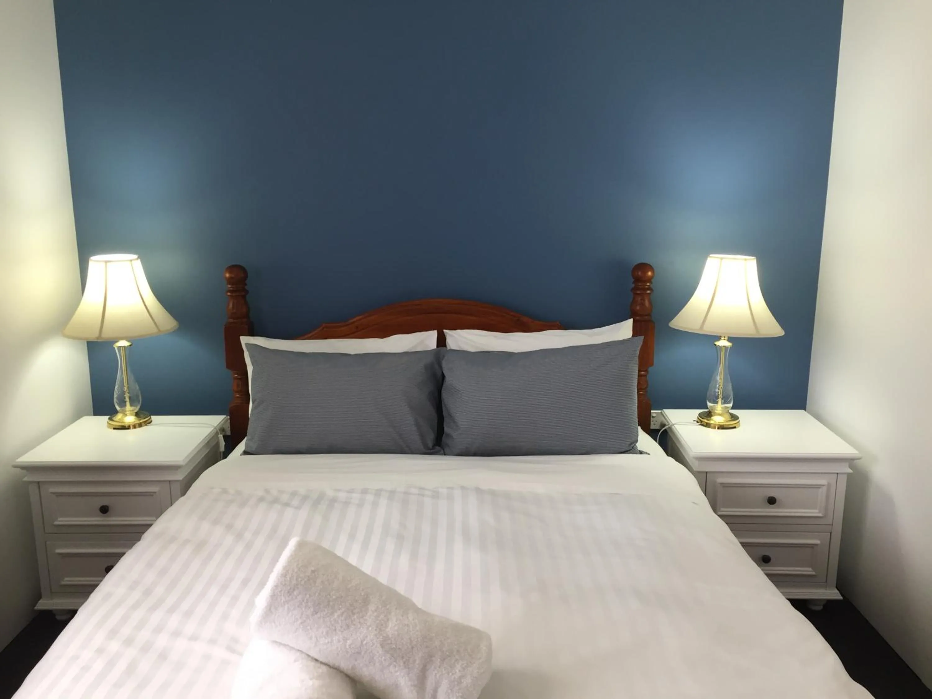 Bed in Regatta Point Tavern & Holiday Villas