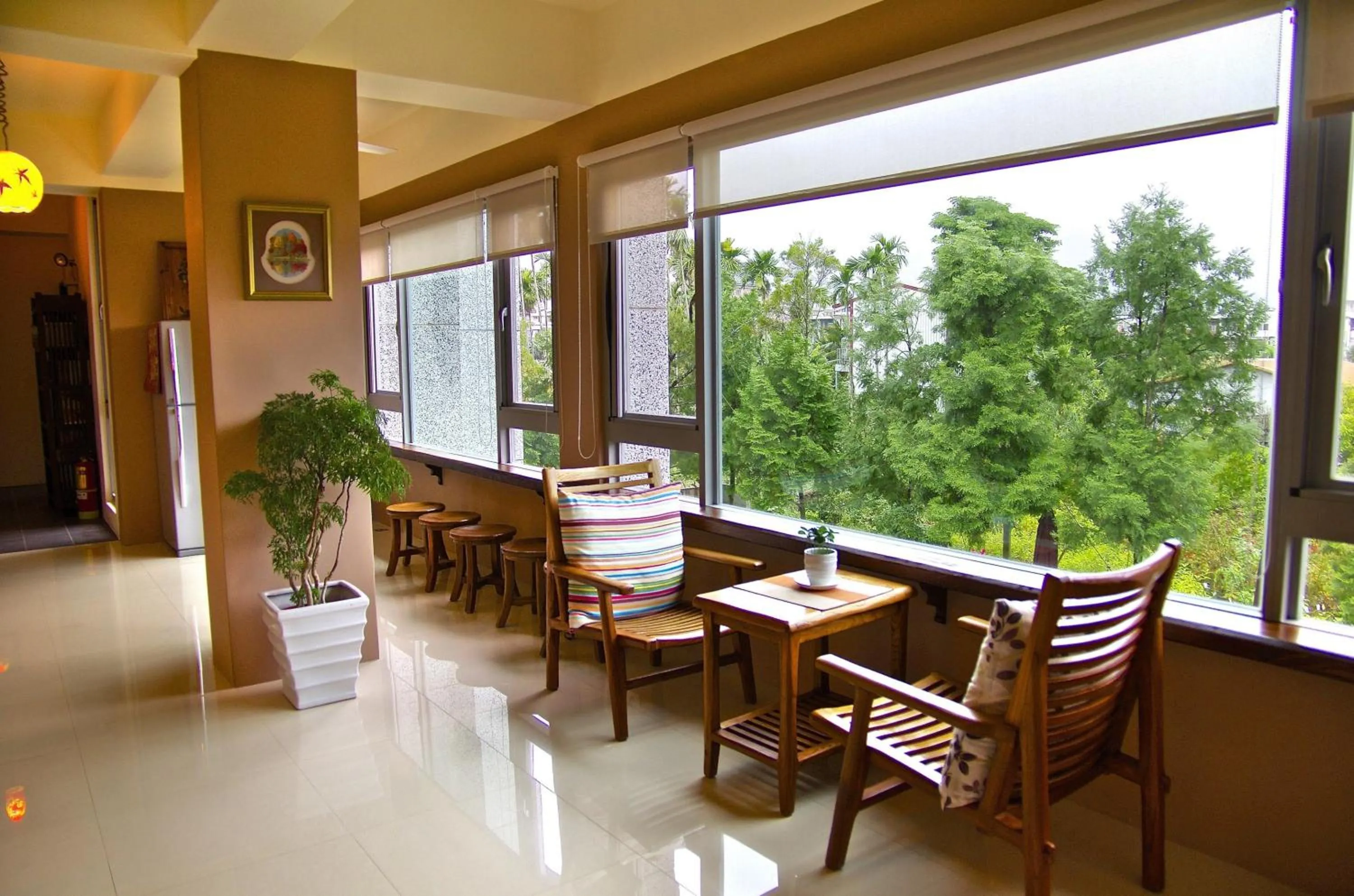 Library in Pretty Sun B&B