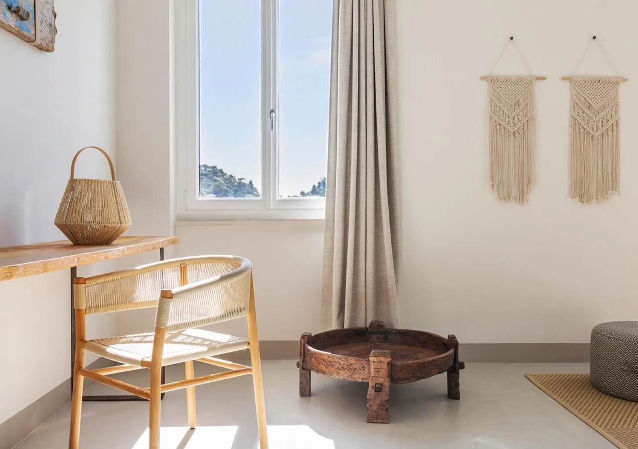 Seating area in LA GUARDIA Hotel