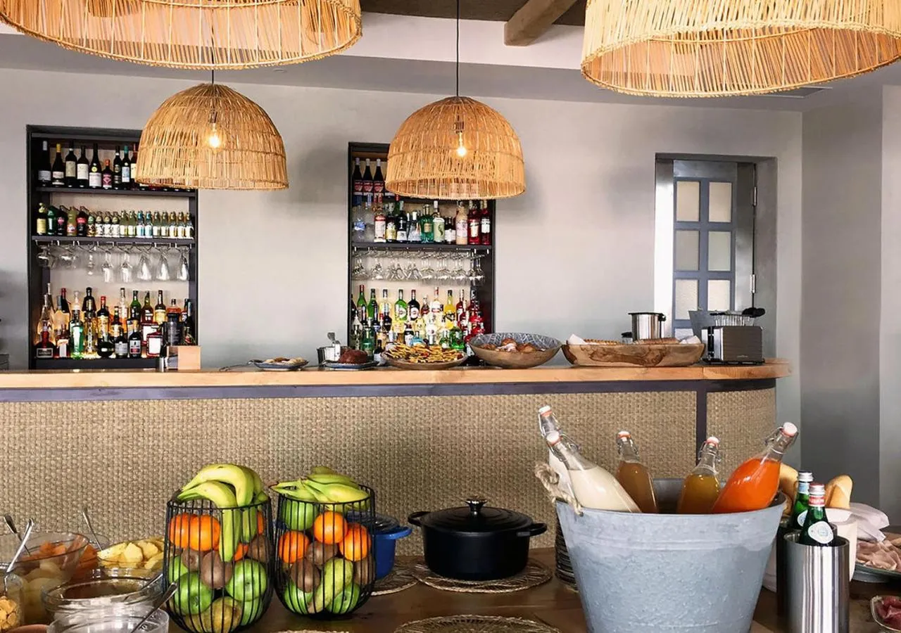 Lounge or bar in LA GUARDIA Hotel