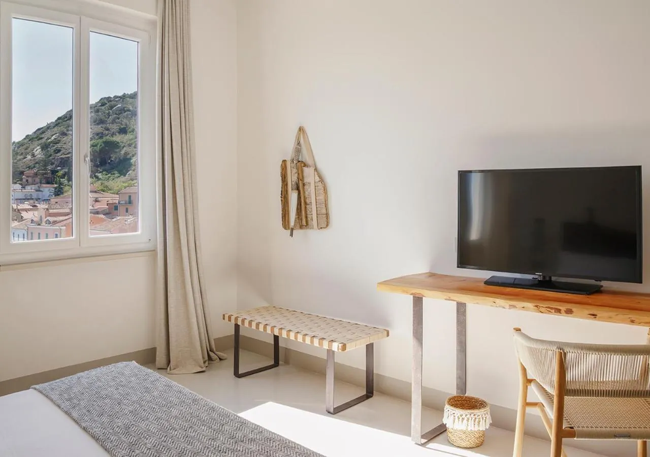 Seating area, Bed in LA GUARDIA Hotel