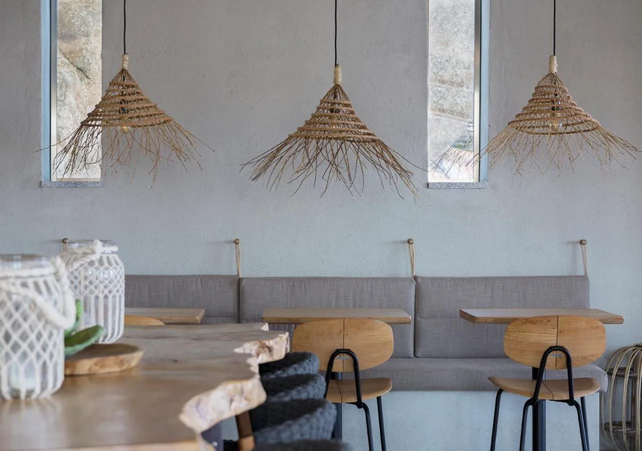 Restaurant/places to eat in LA GUARDIA Hotel