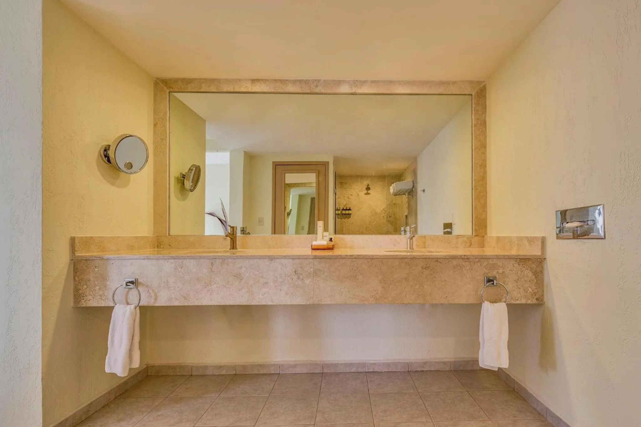 Photo of the whole room in Fiesta Americana Cancun Villas