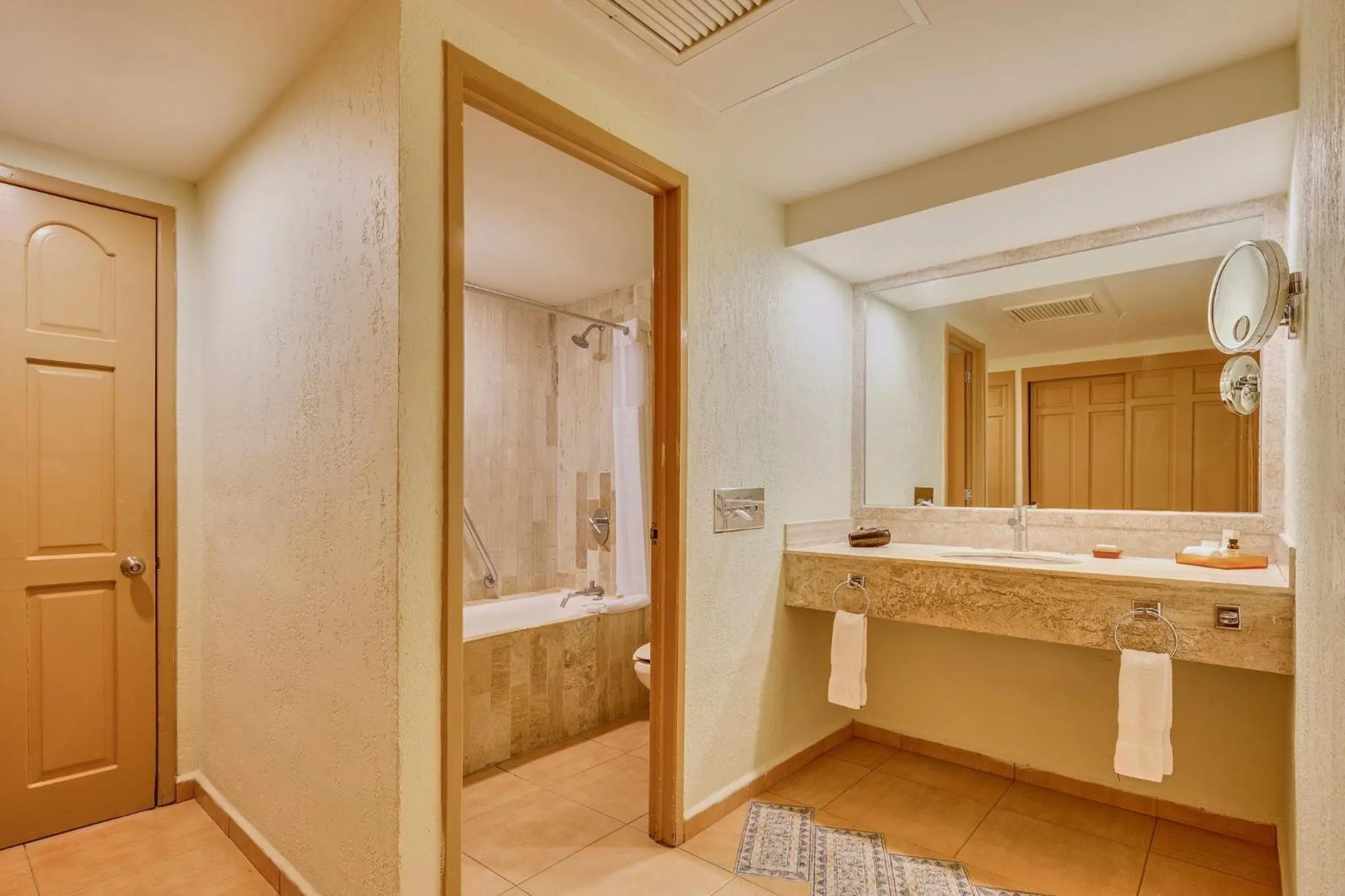 Photo of the whole room in Fiesta Americana Cancun Villas