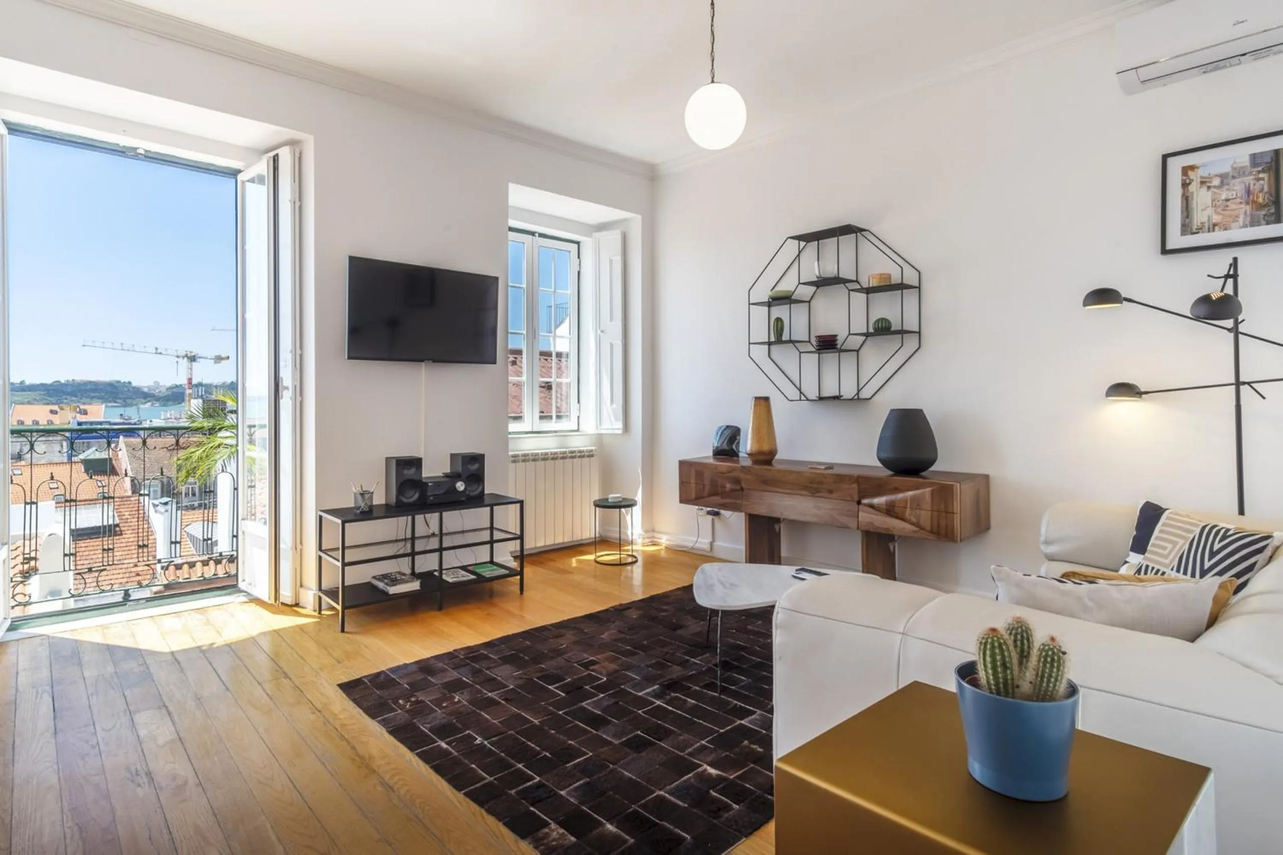 Communal lounge/ TV room in LV Premier Bica River View