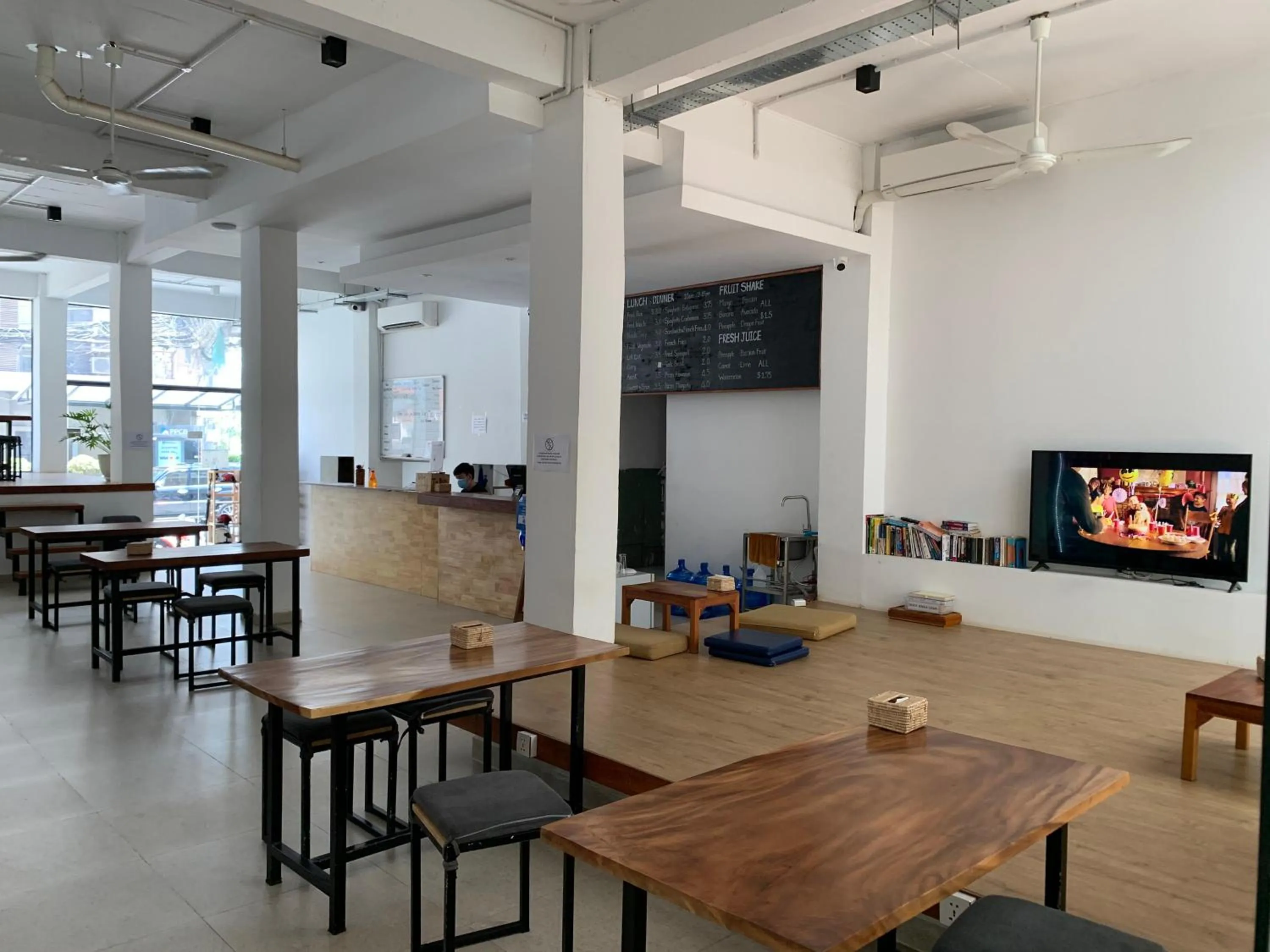 Communal lounge/ TV room in Onederz Phnom Penh