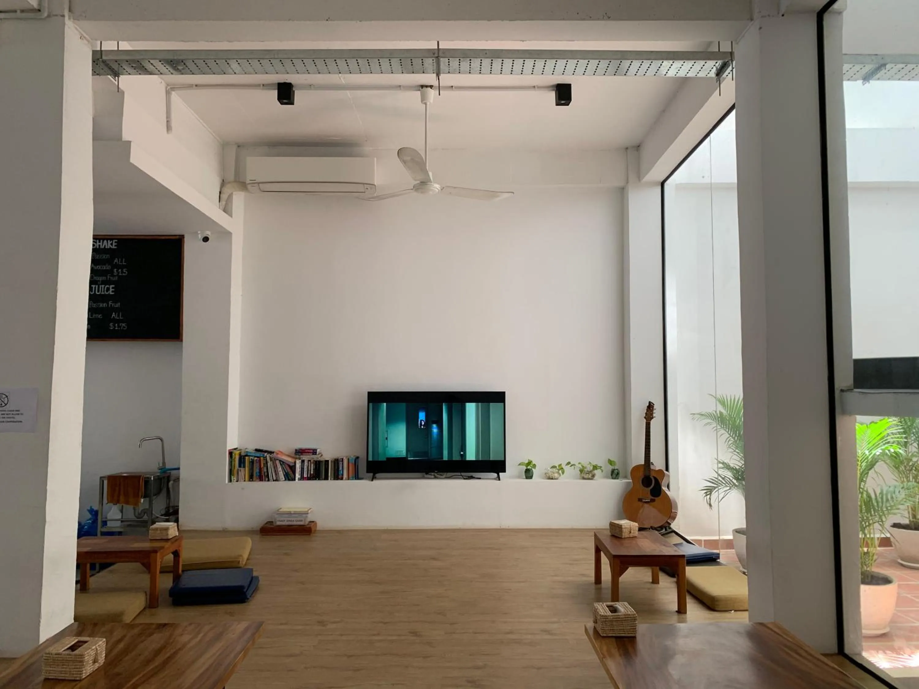 Communal lounge/ TV room in Onederz Phnom Penh