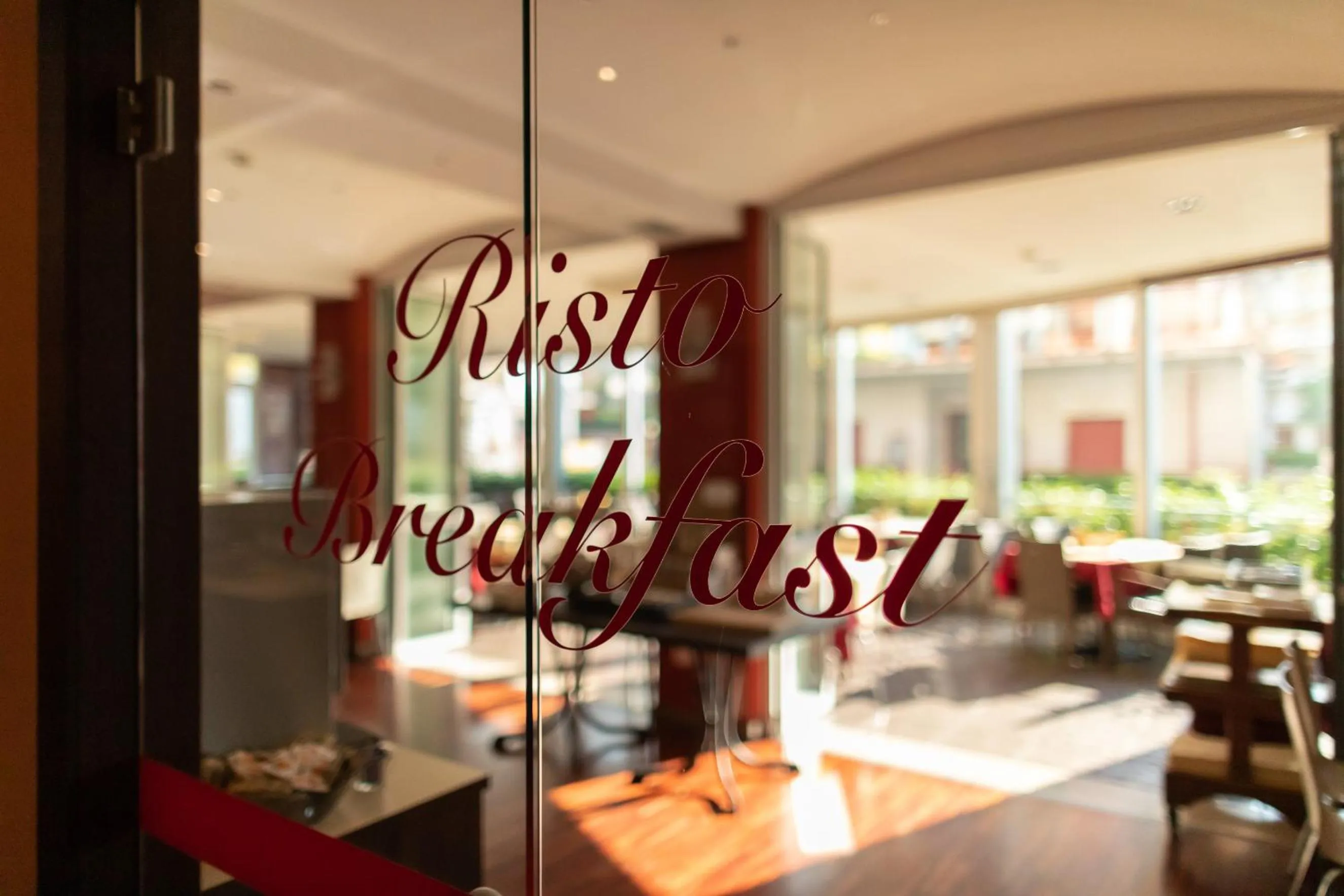 Restaurant/places to eat in Hotel Sheila