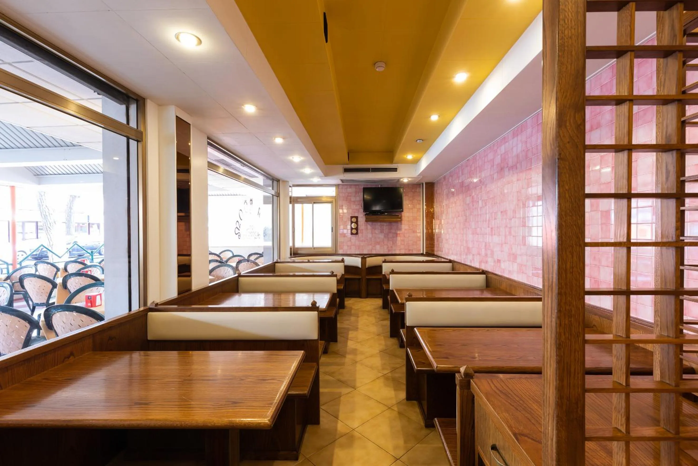 Restaurant/places to eat in Hotel Kennedy