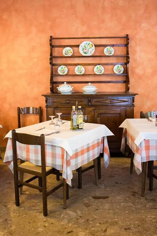 Restaurant/places to eat in Albergo Olivo