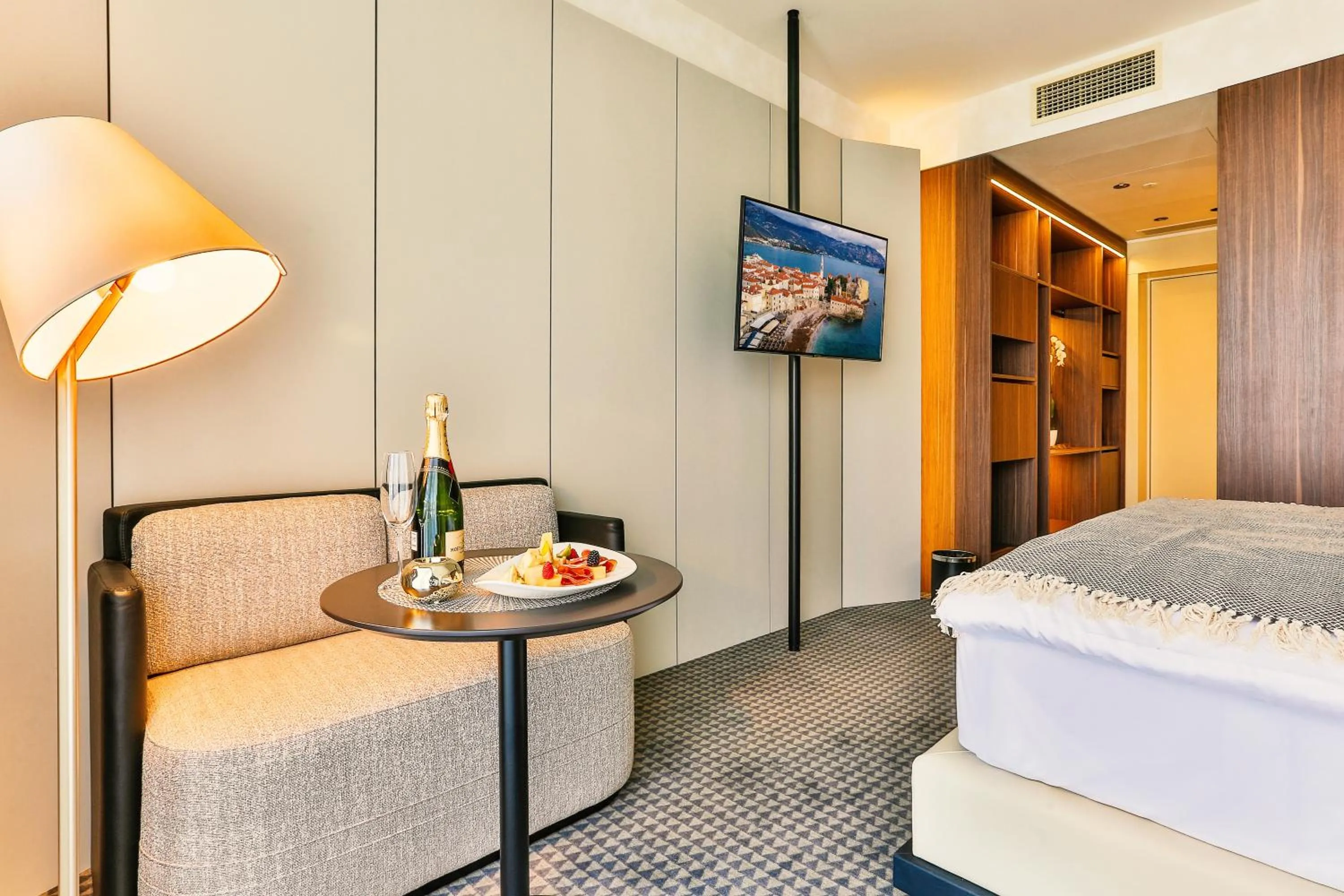 Seating area, Bed in Hotel Kalos