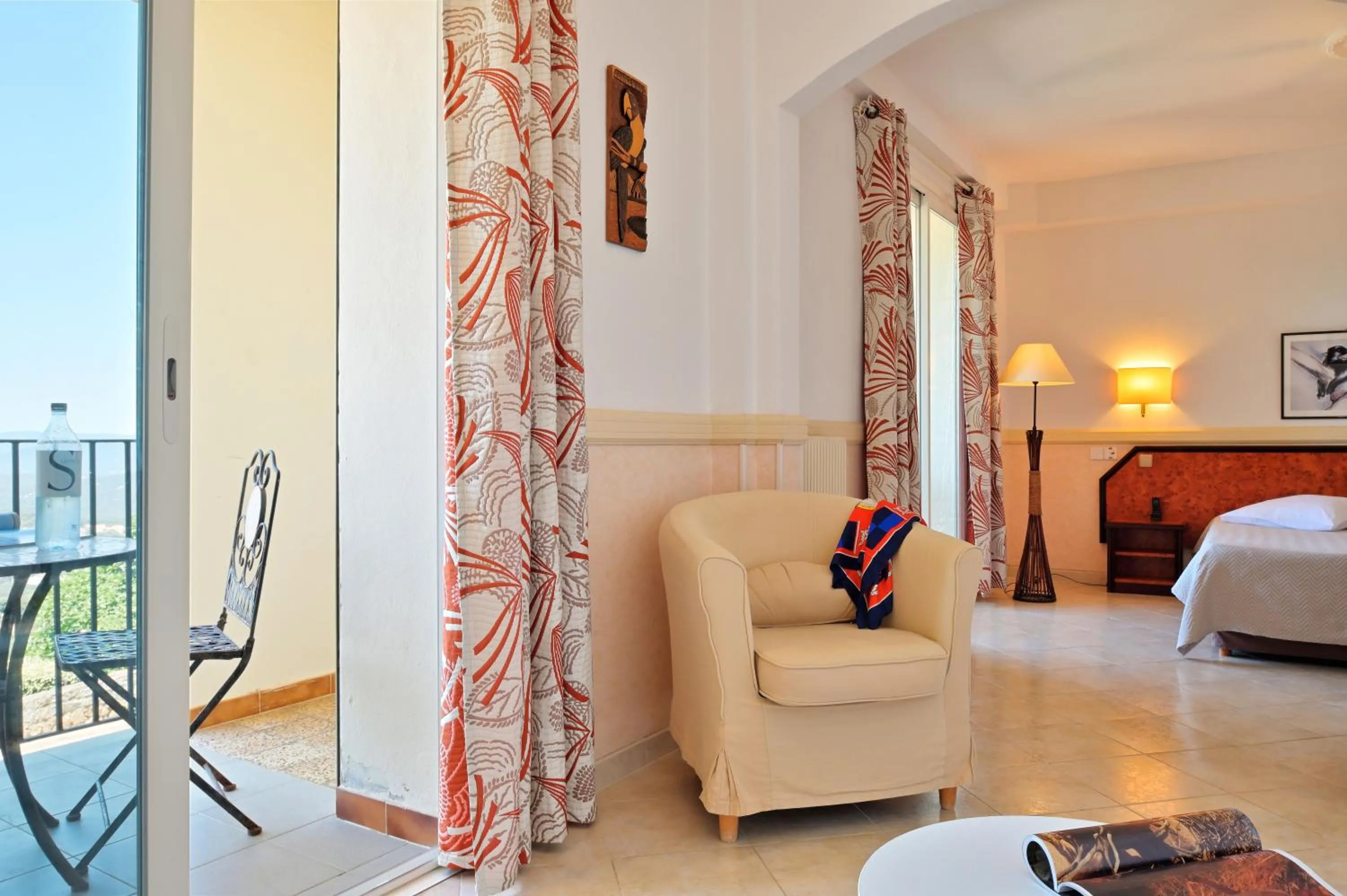 Living room, Bed in Hotel Des Roches