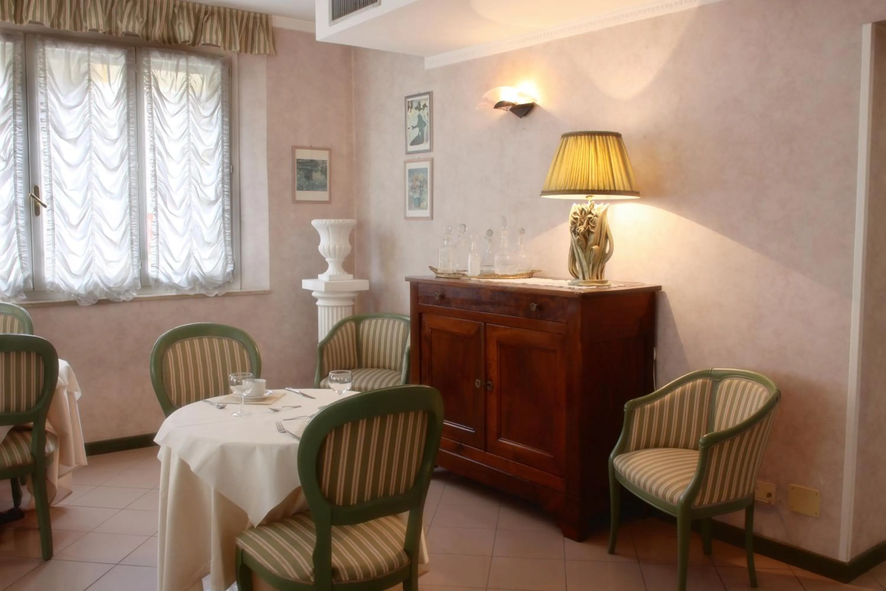 Restaurant/places to eat in Hotel La Torre