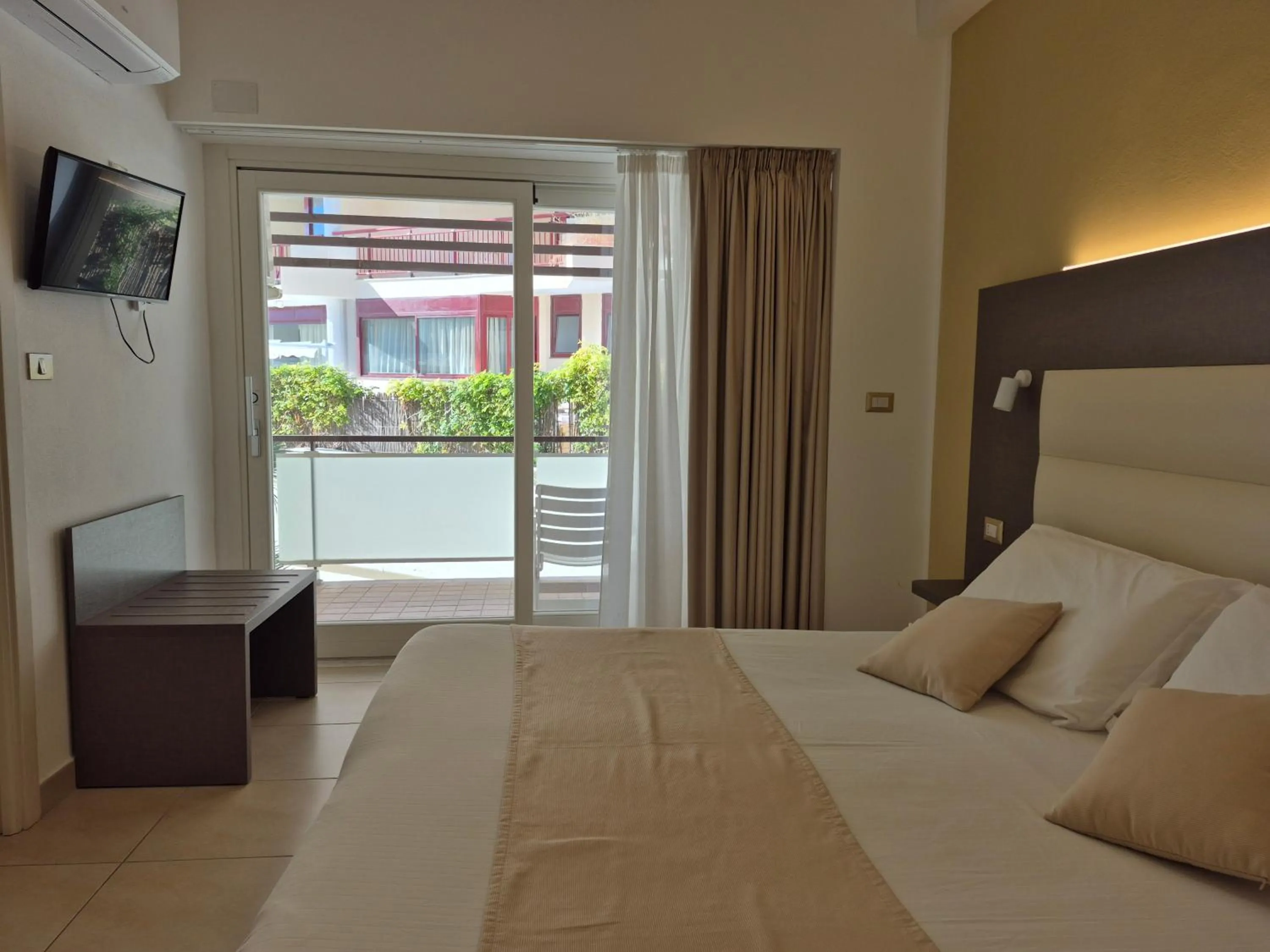 Inner courtyard view, Bed in Hotel Florida