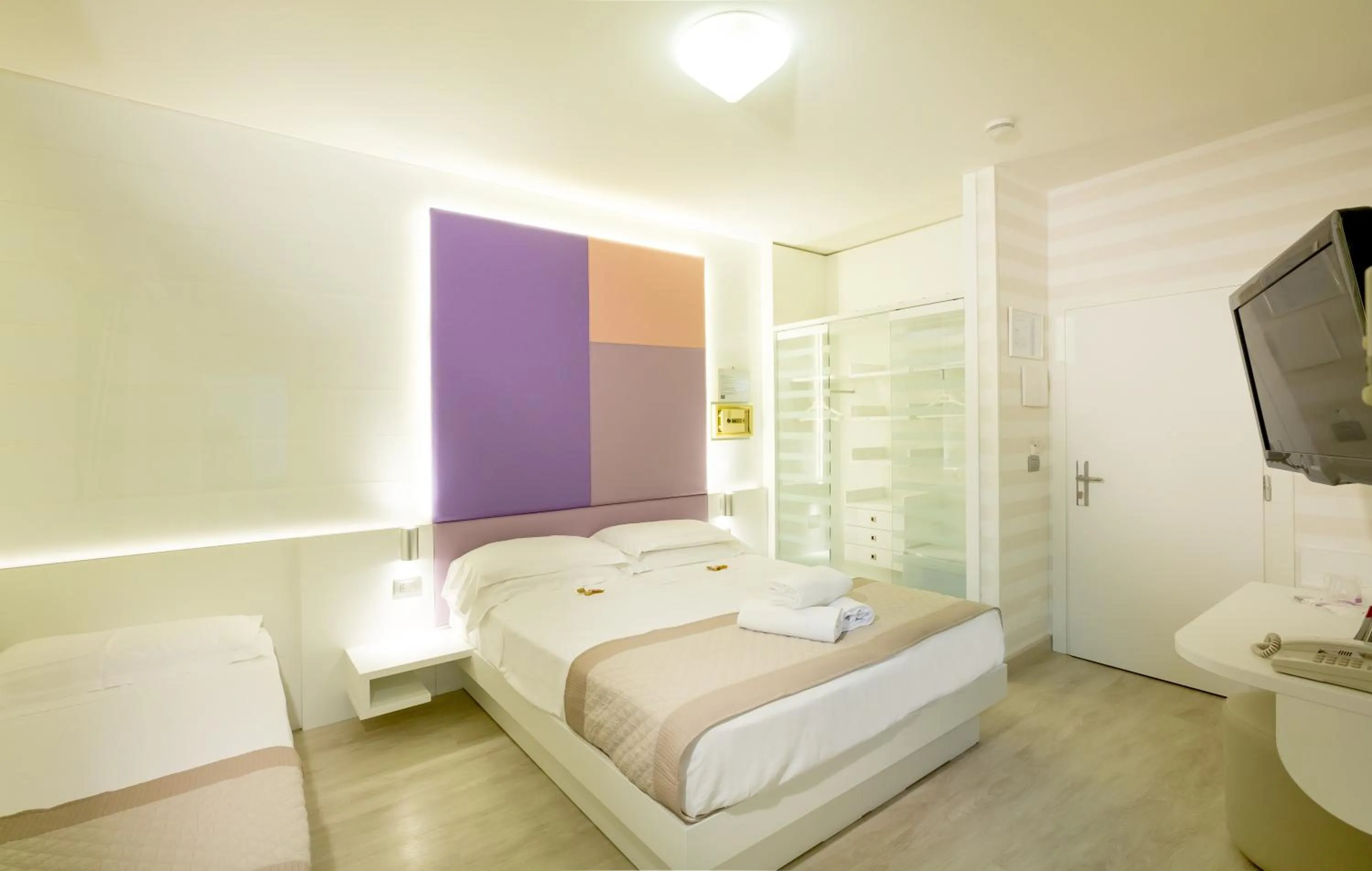 Photo of the whole room, Bed in Hotel Helen